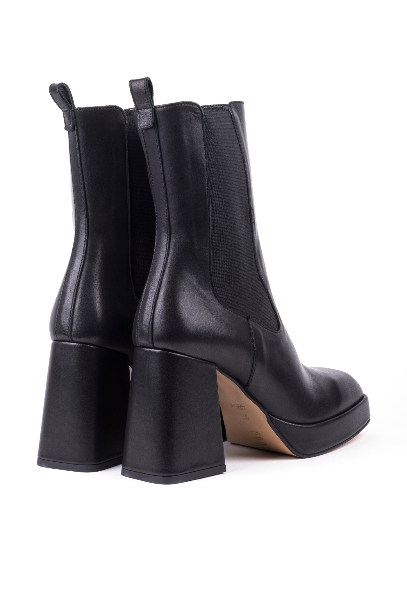 Botins chelsea de salto alto compensado em pele