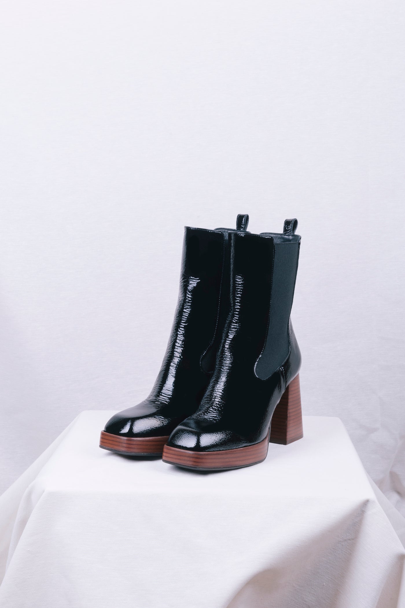 Botins chelsea de salto alto compensado em verniz