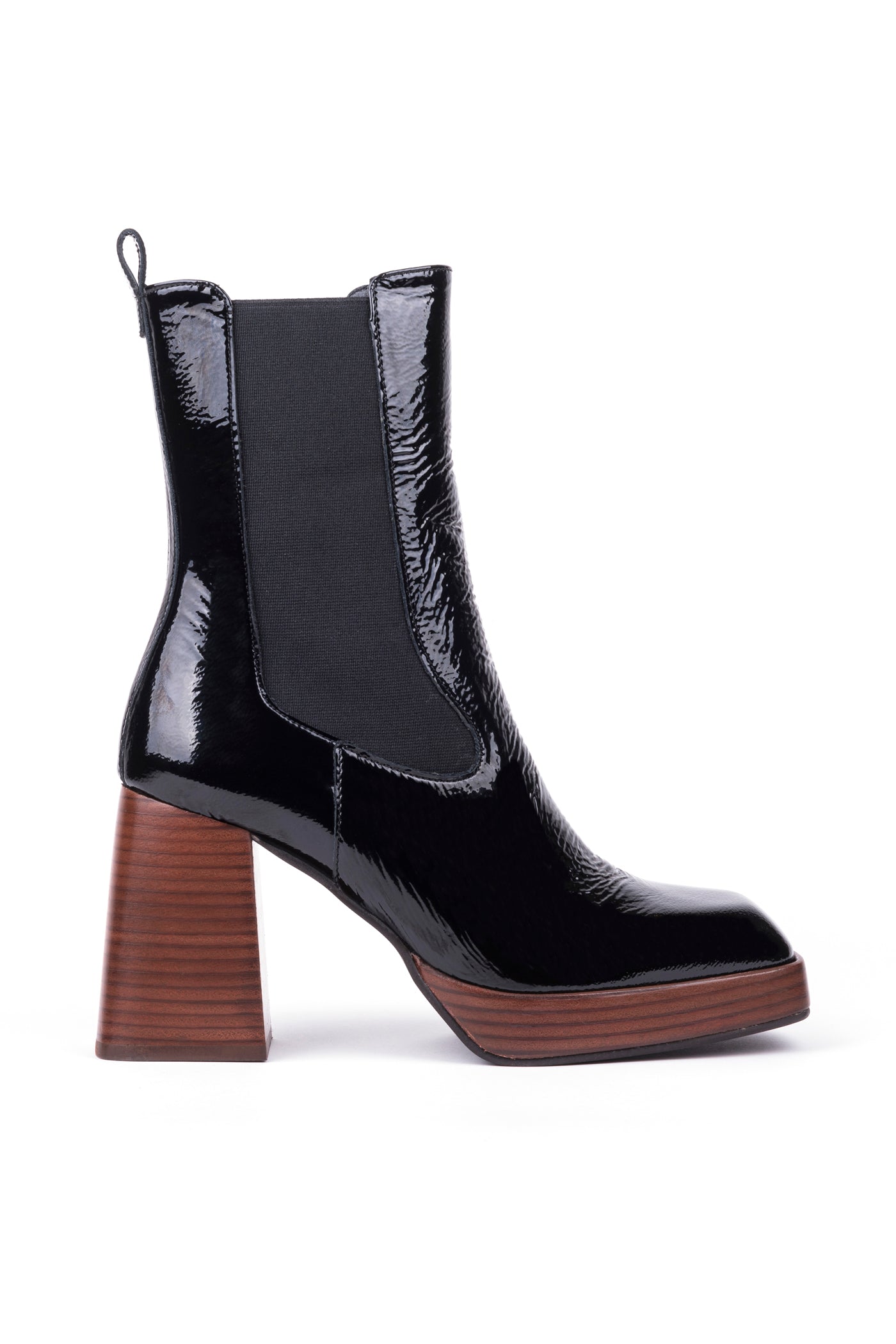 Botins chelsea de salto alto compensado em verniz