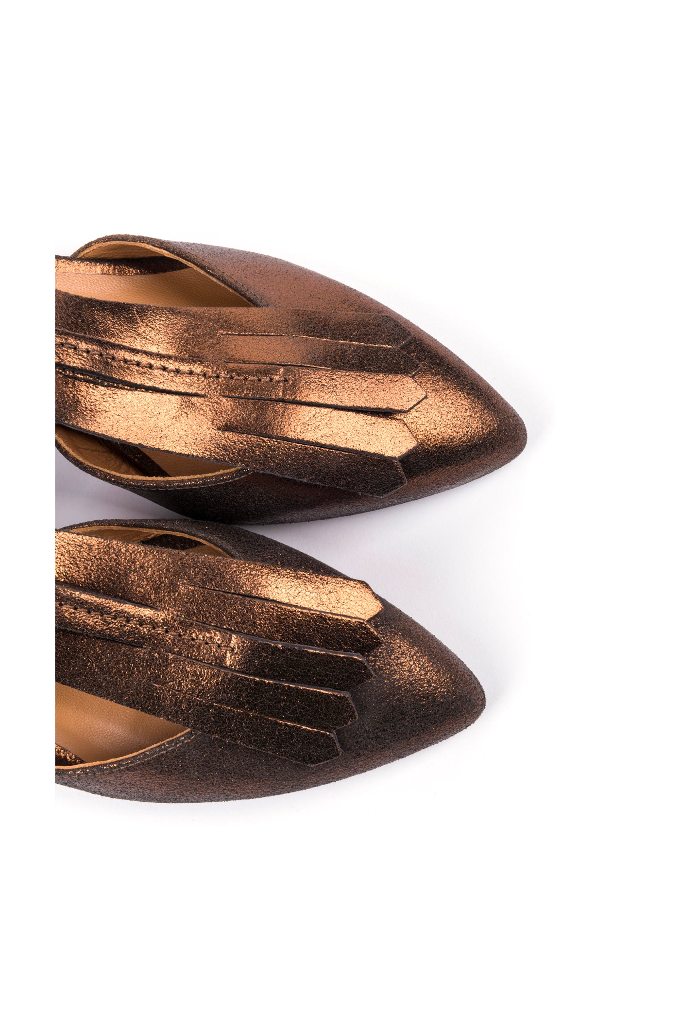 Sapatos de salto alto em pele metalizada com franjas