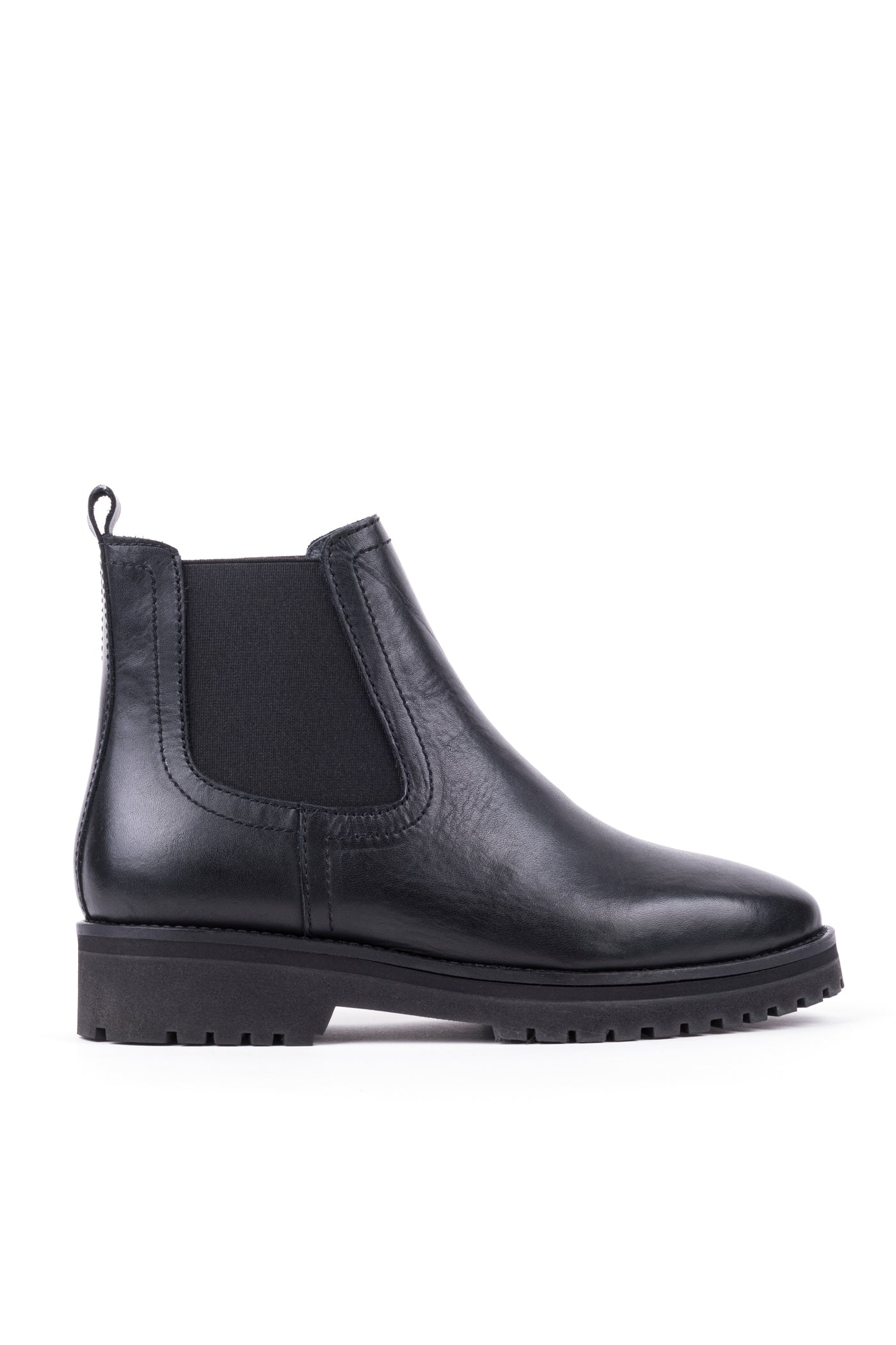 Botim raso estilo chelsea com elásticos laterais em pele, disponível em camel e em preto.