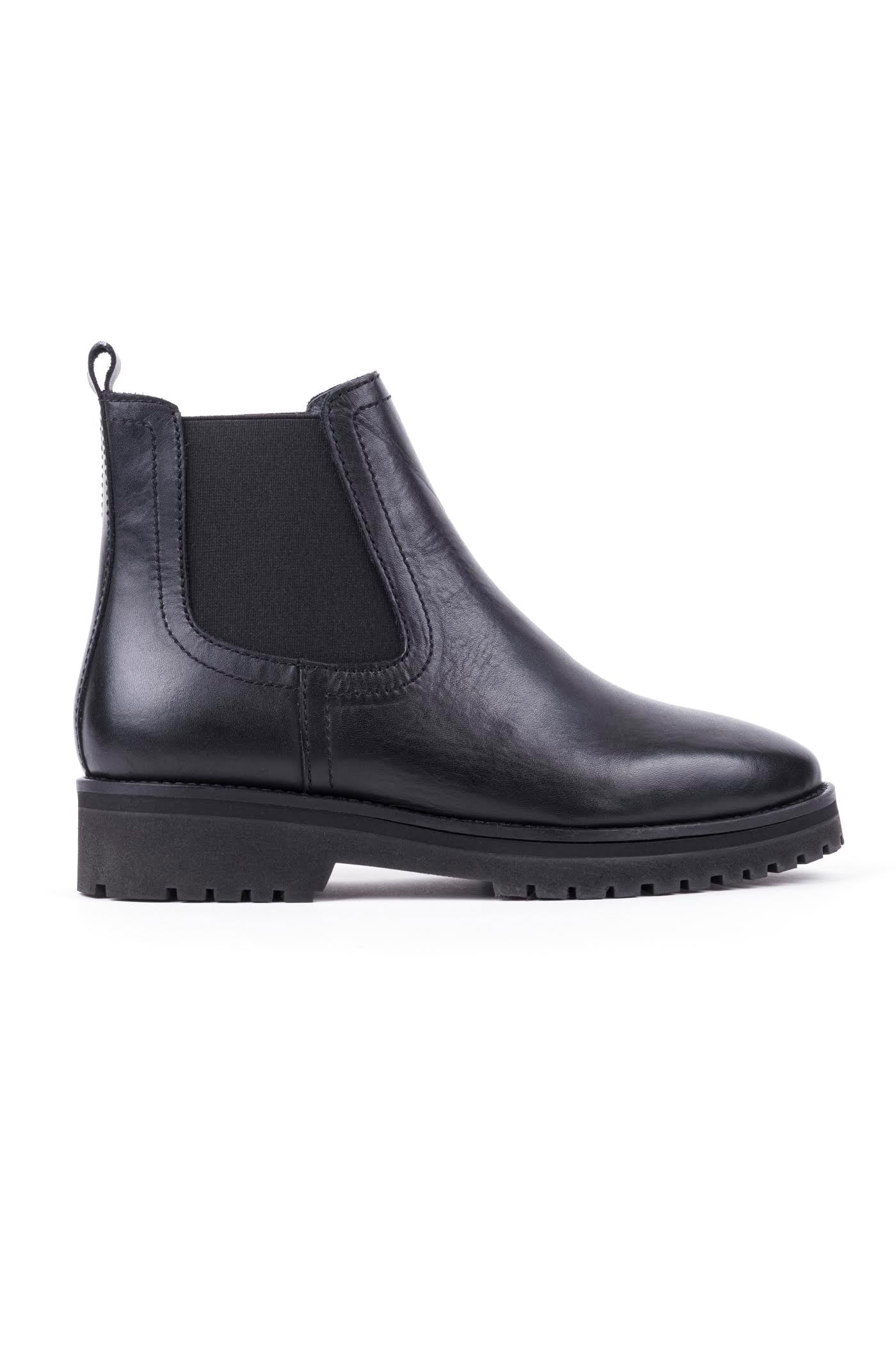 Botim raso estilo chelsea com elásticos laterais em pele, disponível em camel e em preto.
