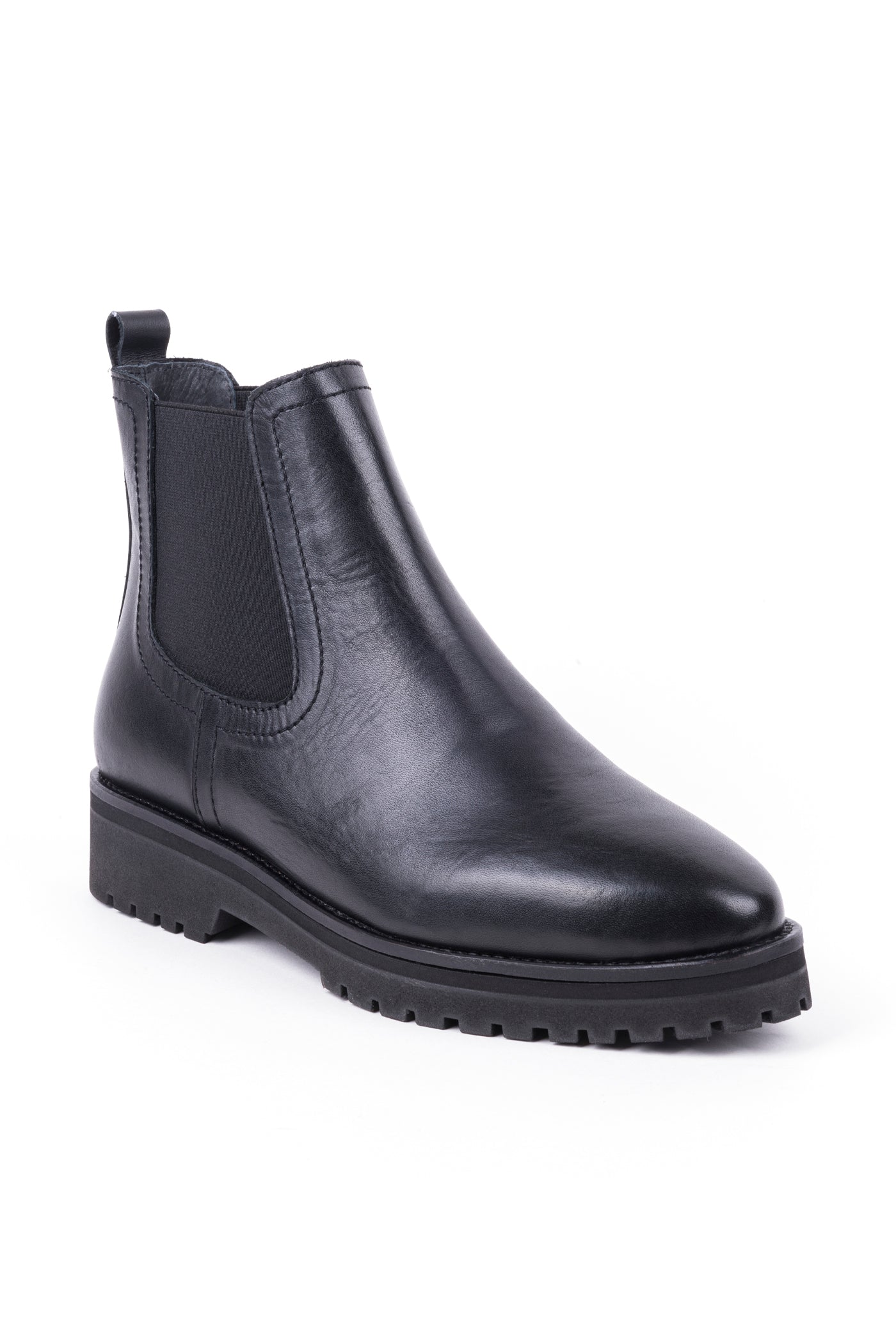 Botim raso estilo chelsea com elásticos laterais em pele, disponível em camel e em preto.