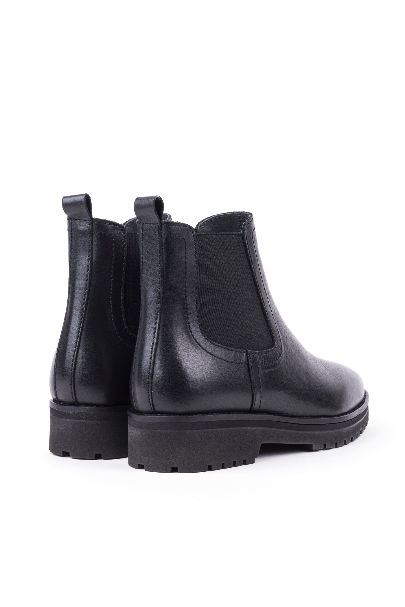 Botim raso estilo chelsea com elásticos laterais em pele, disponível em camel e em preto.