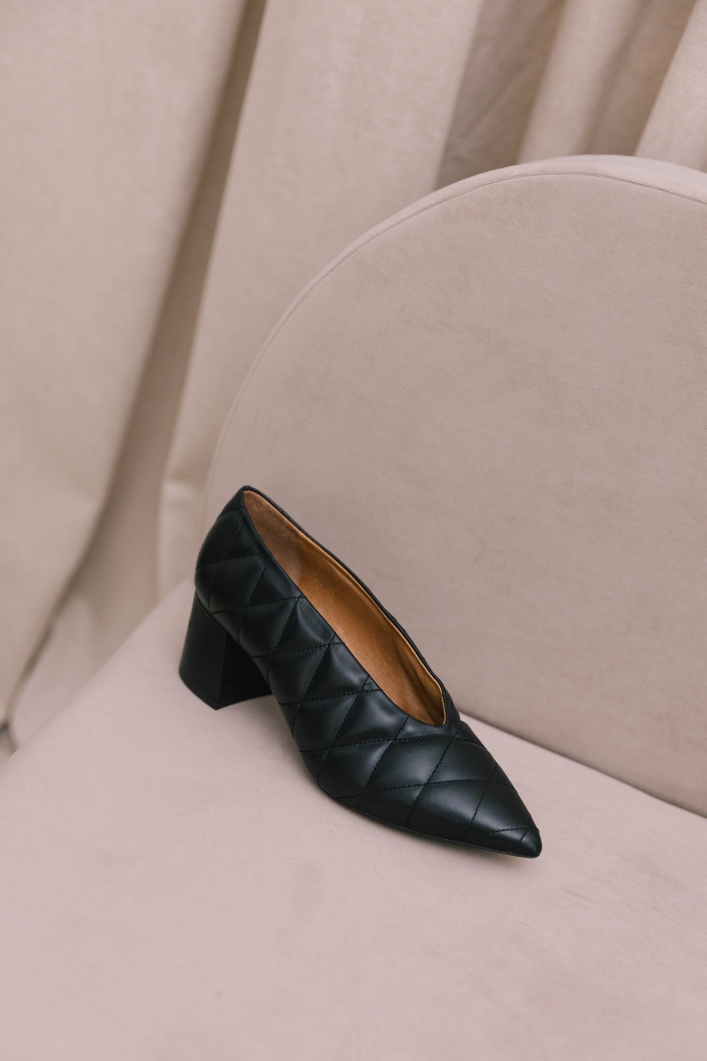 Sapato salto alto decote em V em pele. Disponível em preto e em bordeaux. Ref: 600598