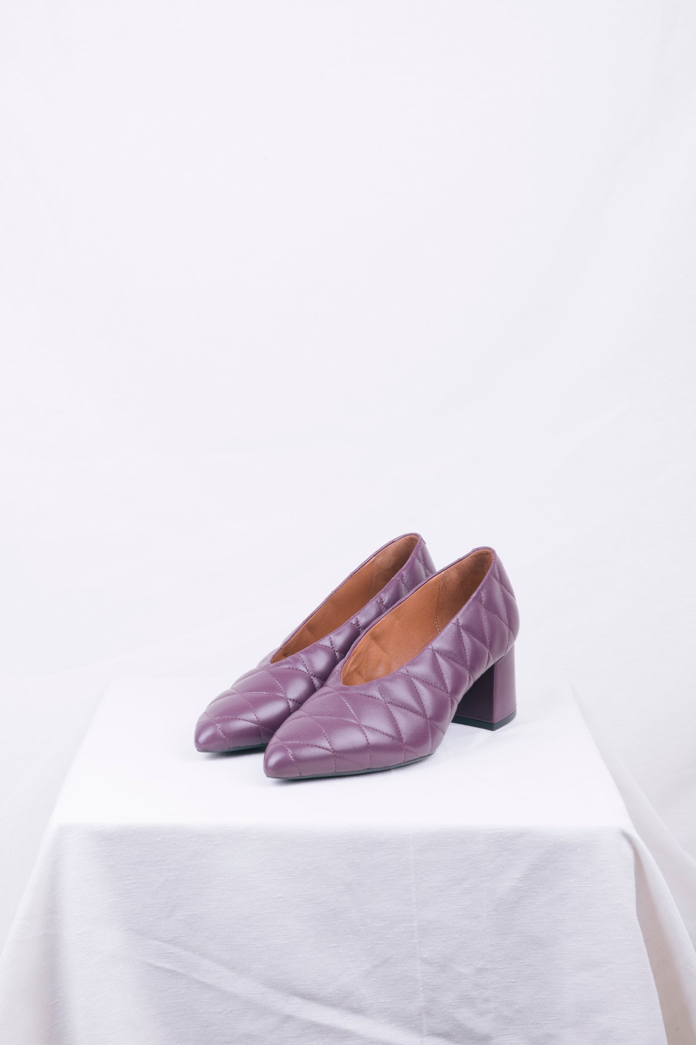 Sapato salto alto decote em V em pele. Disponível em preto e em bordeaux. Ref: 600598