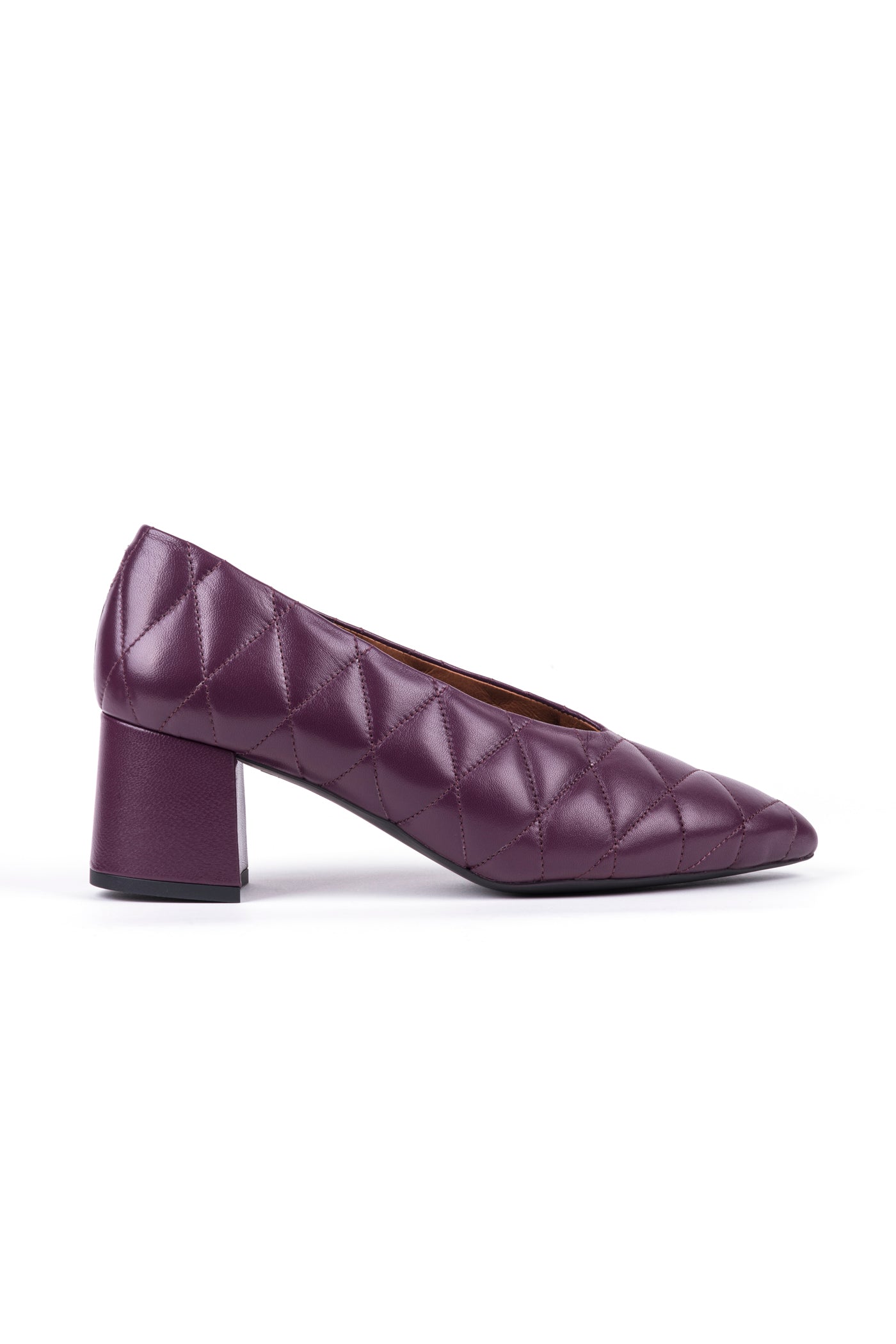 Sapato salto alto decote em V em pele. Disponível em preto e em bordeaux. Ref: 600598