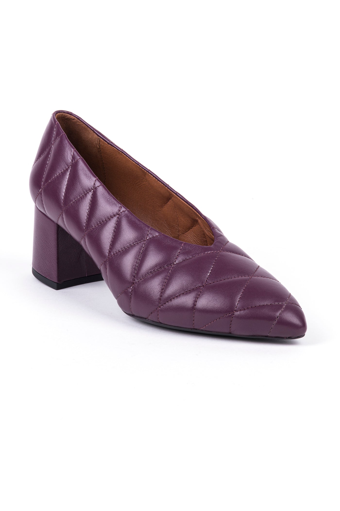 Sapato salto alto decote em V em pele. Disponível em preto e em bordeaux. Ref: 600598