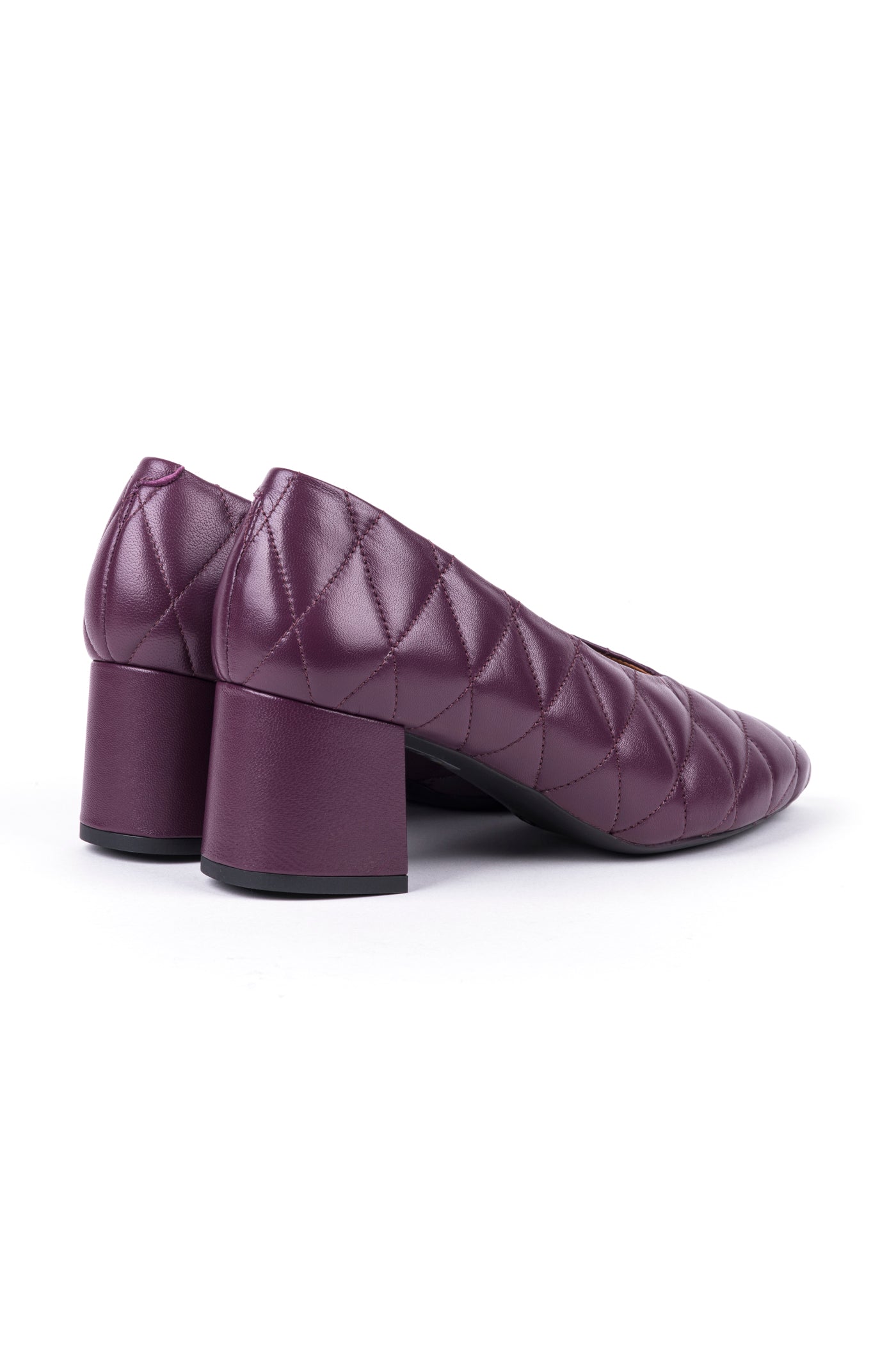 Sapato salto alto decote em V em pele. Disponível em preto e em bordeaux. Ref: 600598
