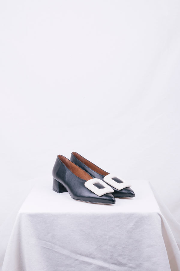 Sapato médio decote em V c/ aplicação. Disponível em preto e em bordeaux.