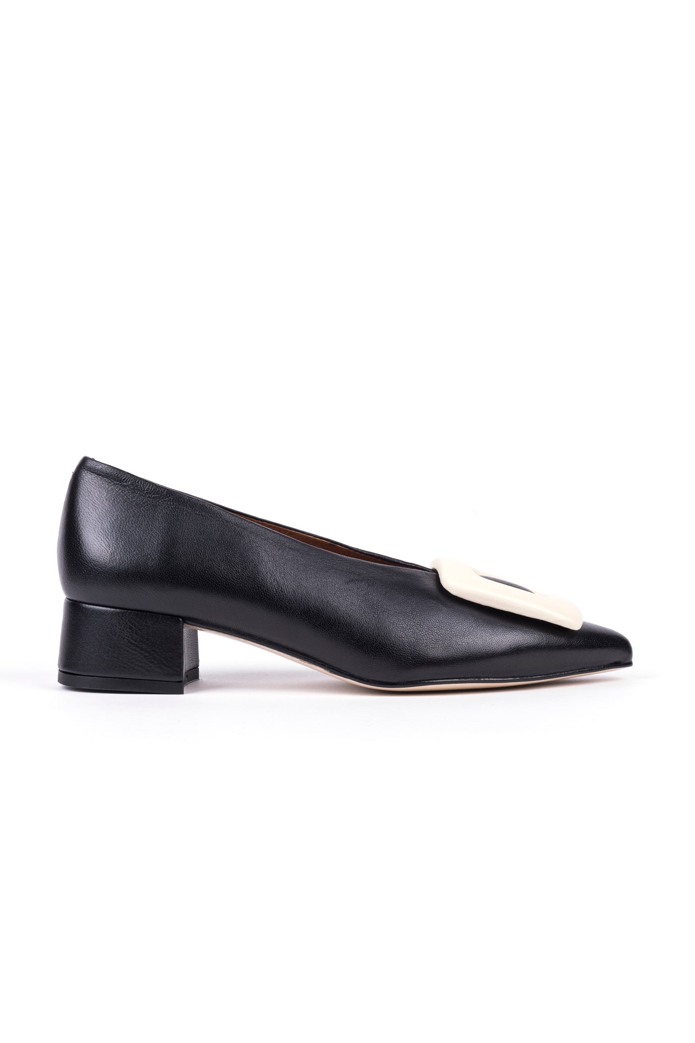 Sapato médio decote em V c/ aplicação. Disponível em preto e em bordeaux.