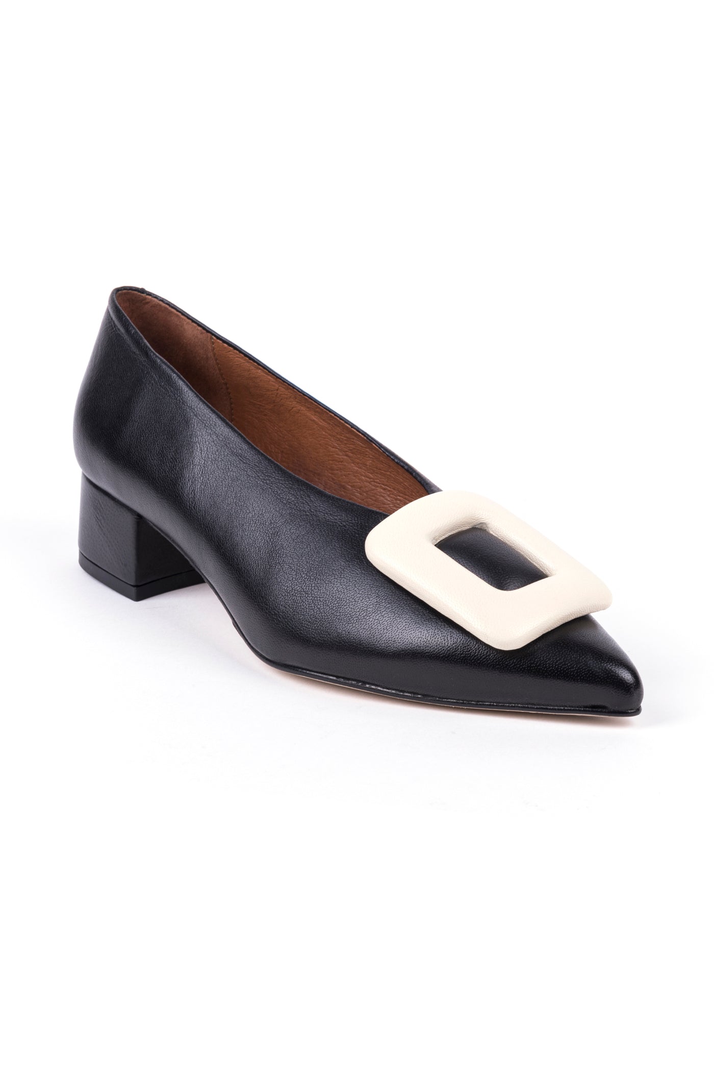 Sapato médio decote em V c/ aplicação. Disponível em preto e em bordeaux.