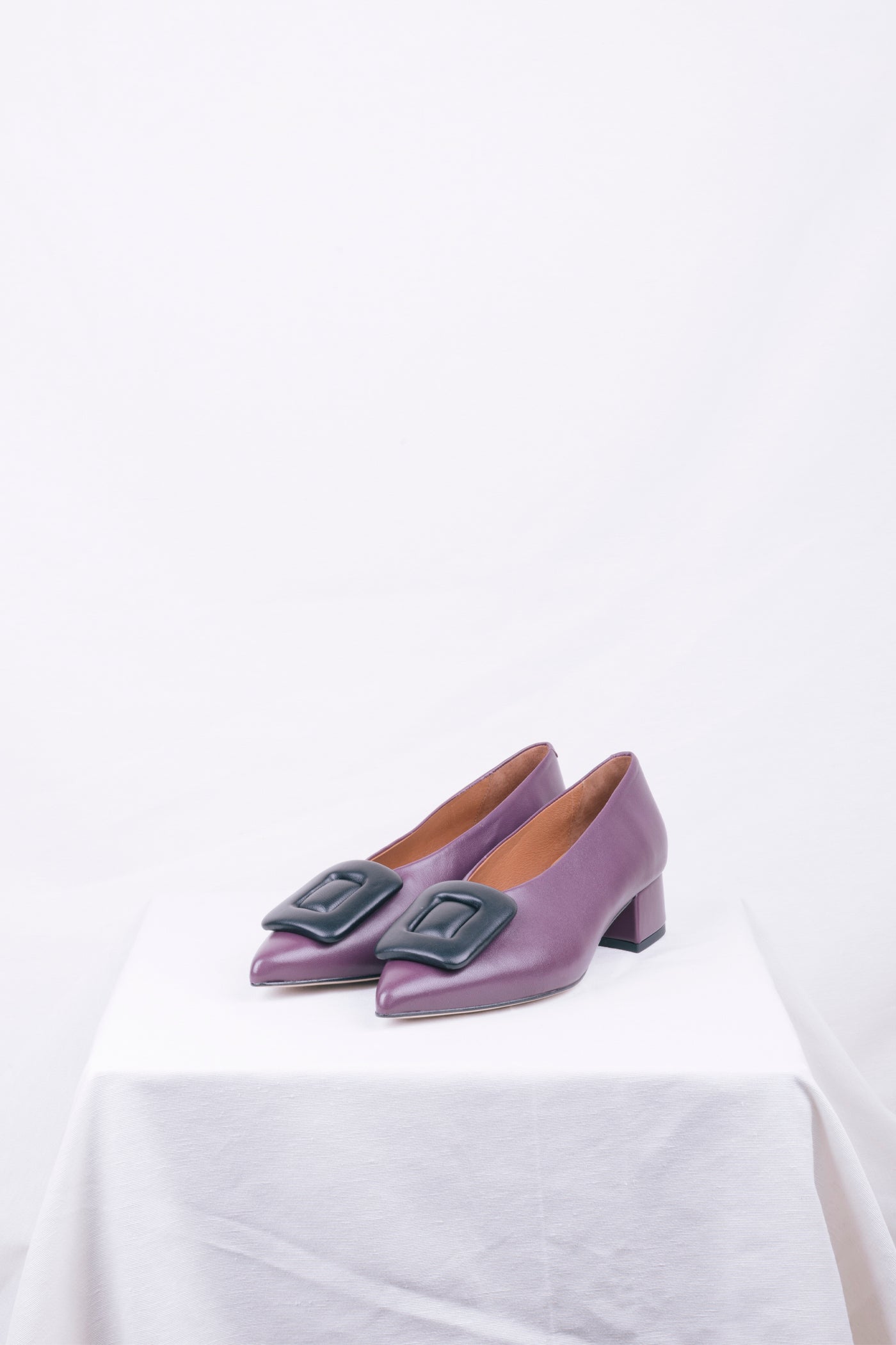 Sapato médio decote em V c/ aplicação. Disponível em preto e em bordeaux.