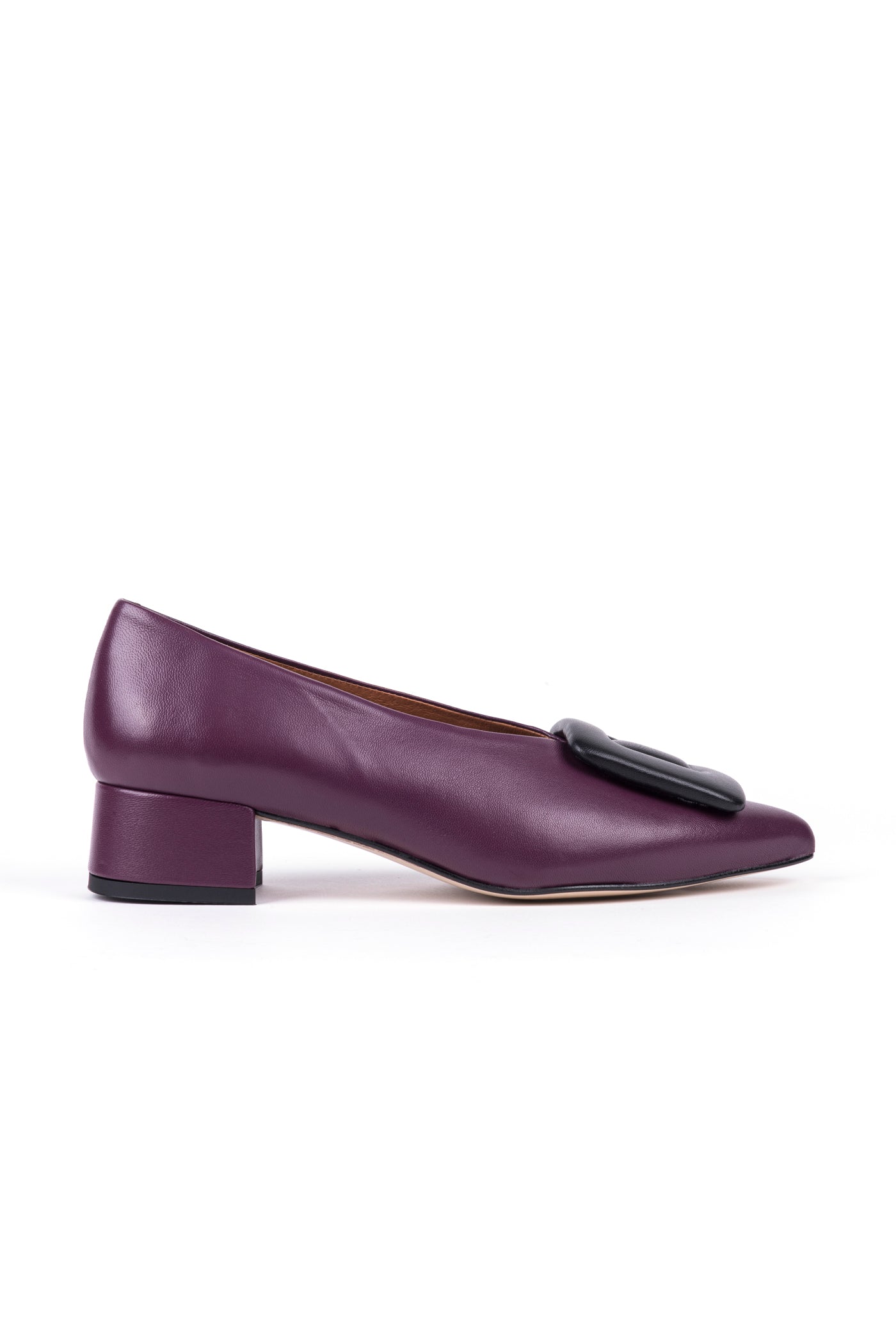 Sapato médio decote em V c/ aplicação. Disponível em preto e em bordeaux.