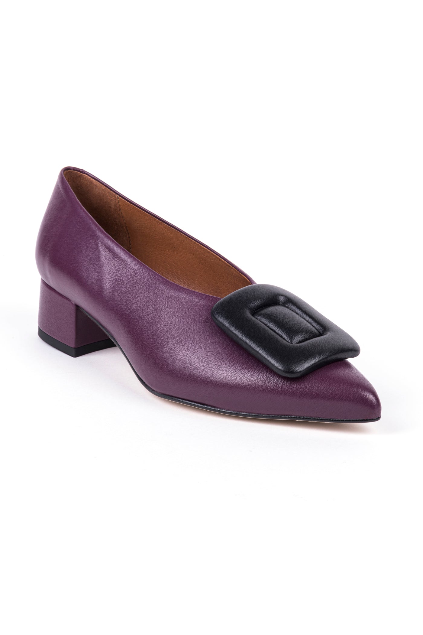 Sapato médio decote em V c/ aplicação. Disponível em preto e em bordeaux.