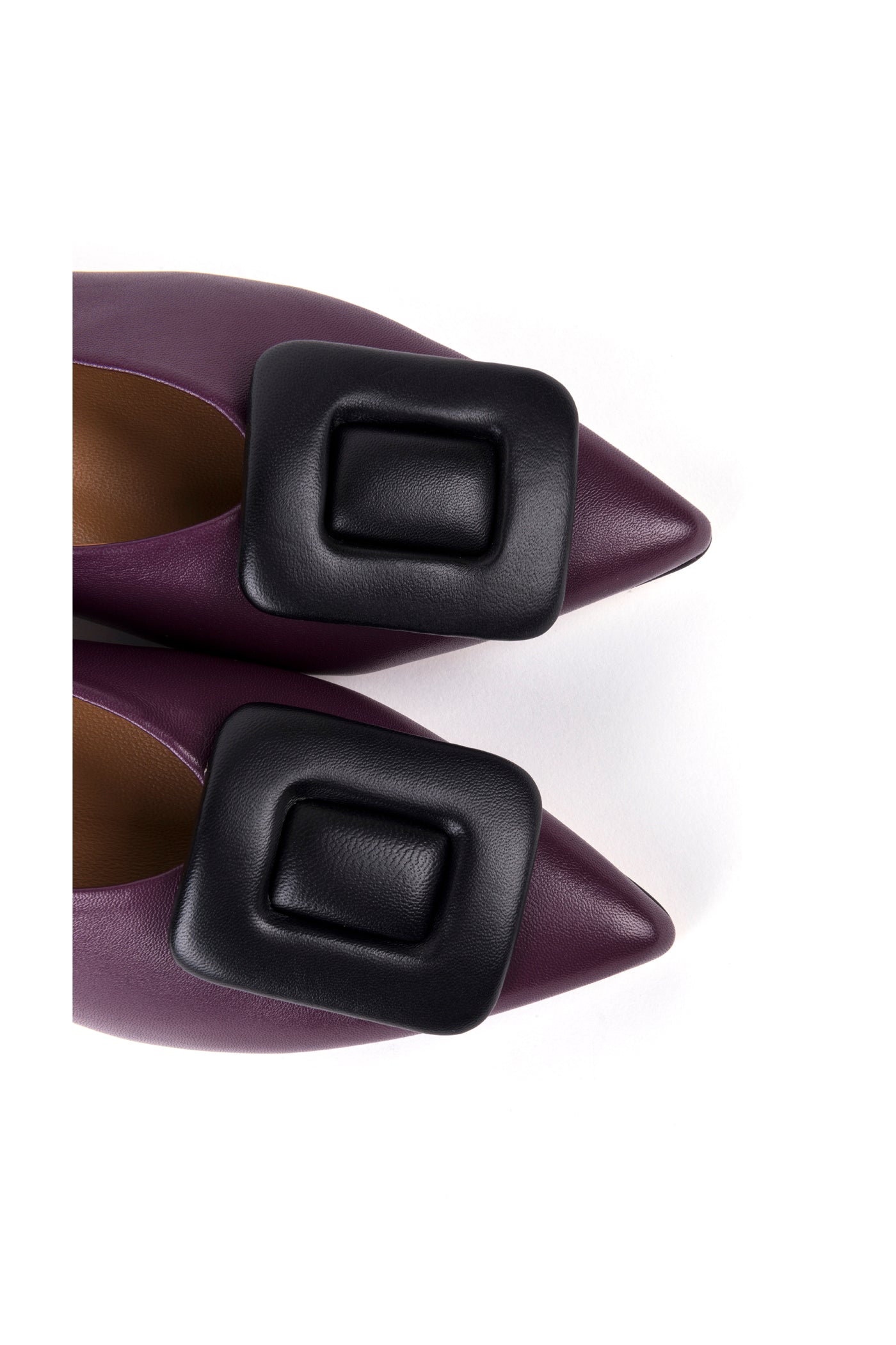 Sapato médio decote em V c/ aplicação. Disponível em preto e em bordeaux.