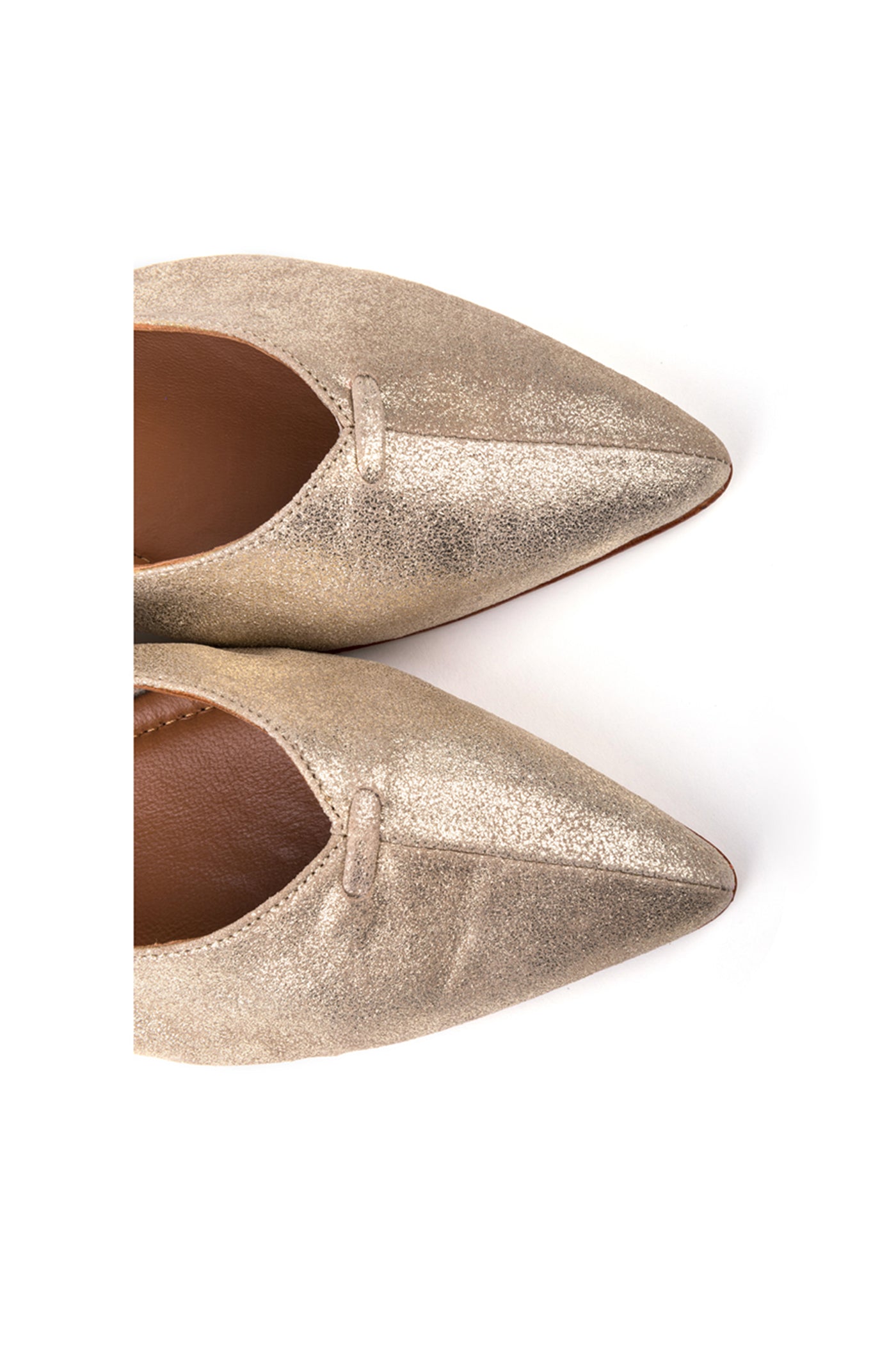 Sabrinas rasas bicudas em croute metalizada. Disponíveis em prata e azul.