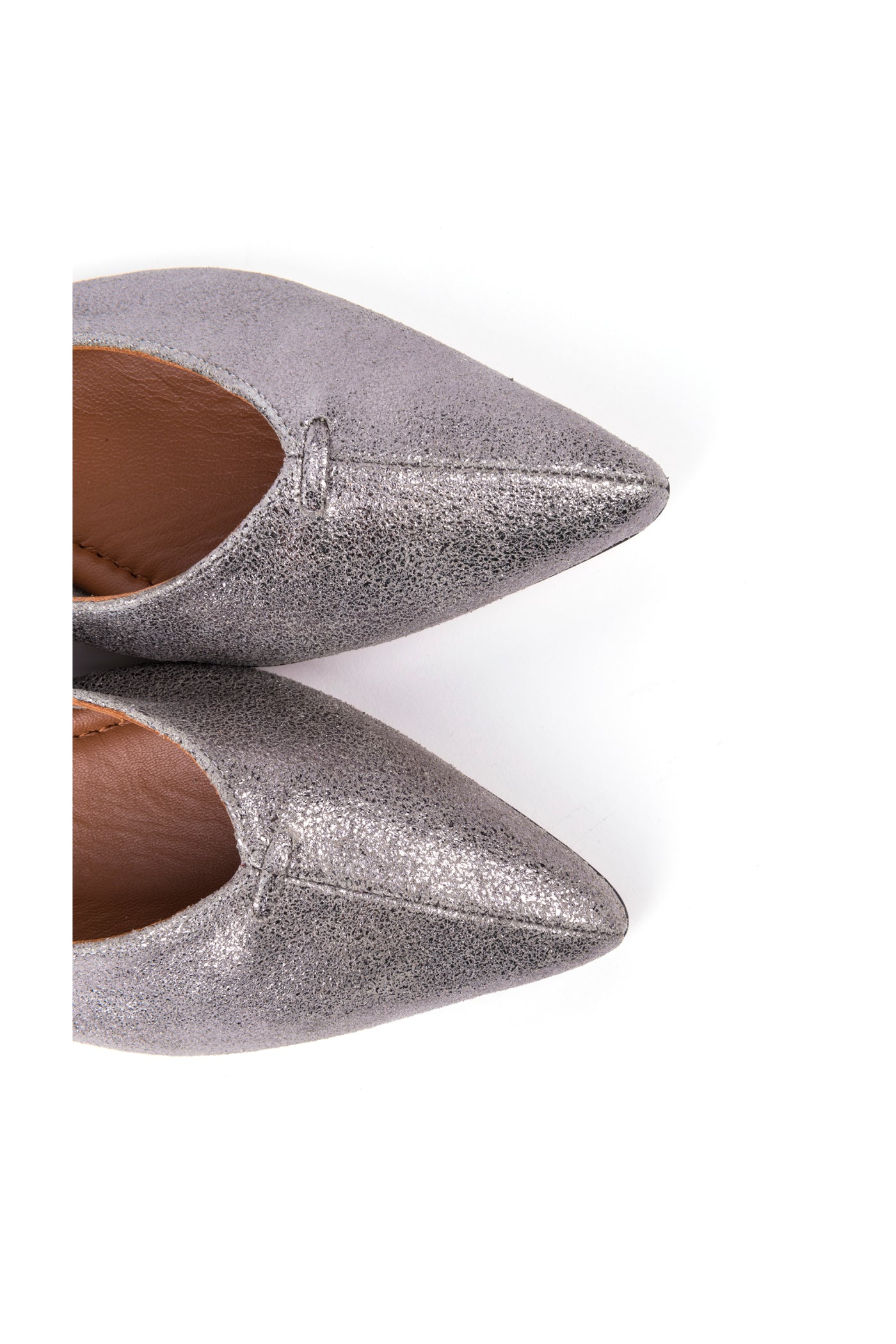 Sabrinas rasas bicudas em croute metalizada. Disponíveis em prata e azul.