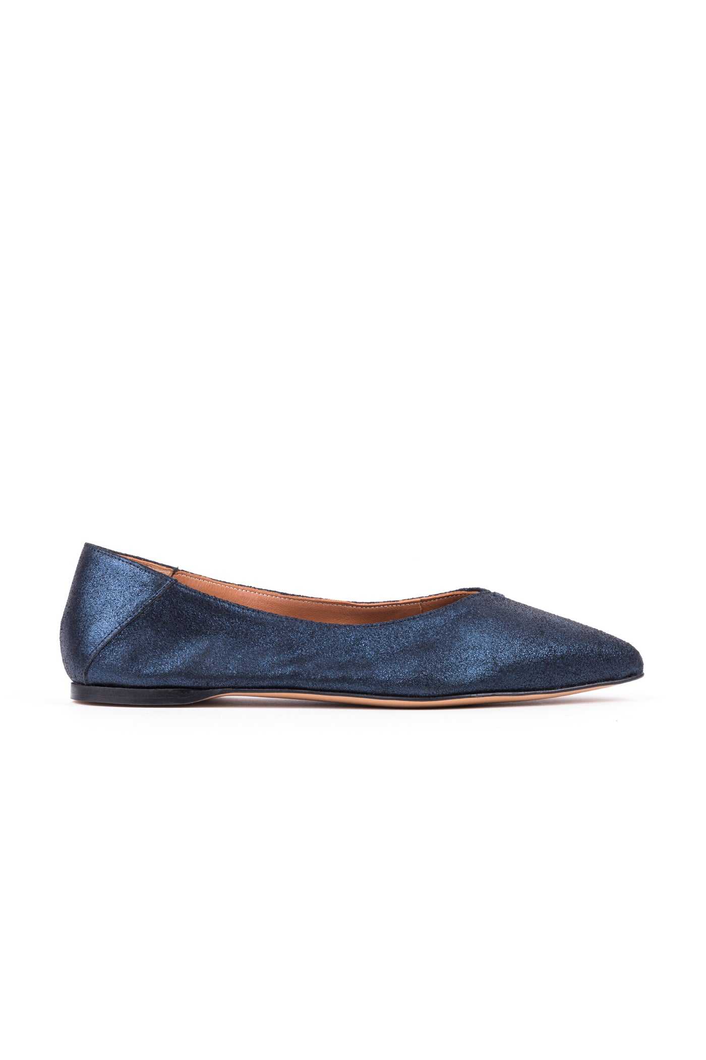 Sabrinas rasas bicudas em croute metalizada. Disponíveis em prata e azul.