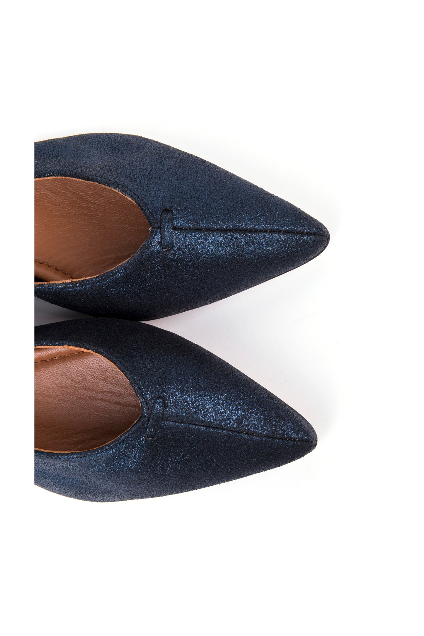 Sabrinas rasas bicudas em croute metalizada. Disponíveis em prata e azul.