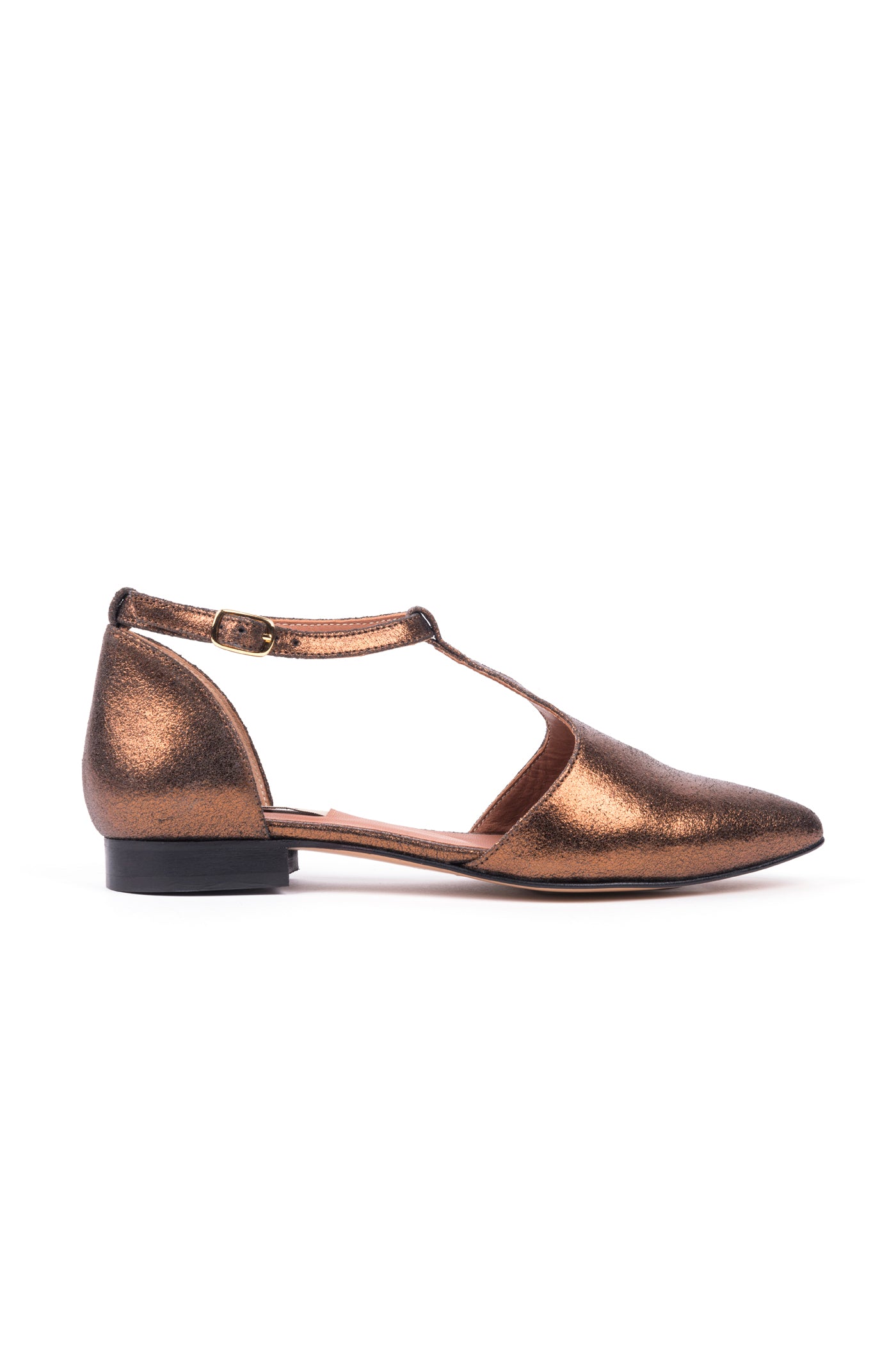 Sapatos rasos de senhora em croute metalizado bronze com tira no tornozelo e fivela ajustável.