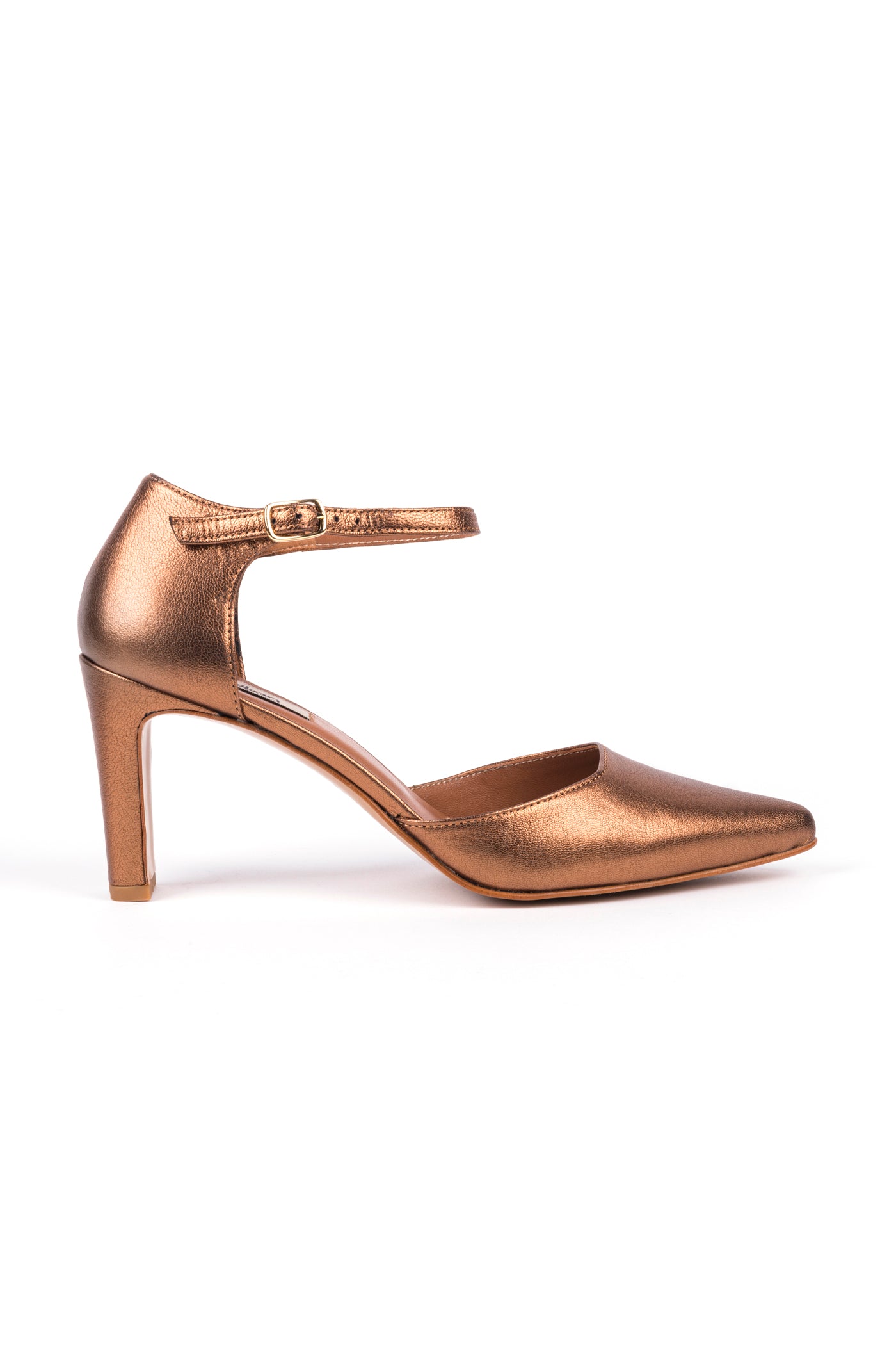 Sapatos de salto alto em pele bronze com tira no tornozelo e fivela para ajuste.