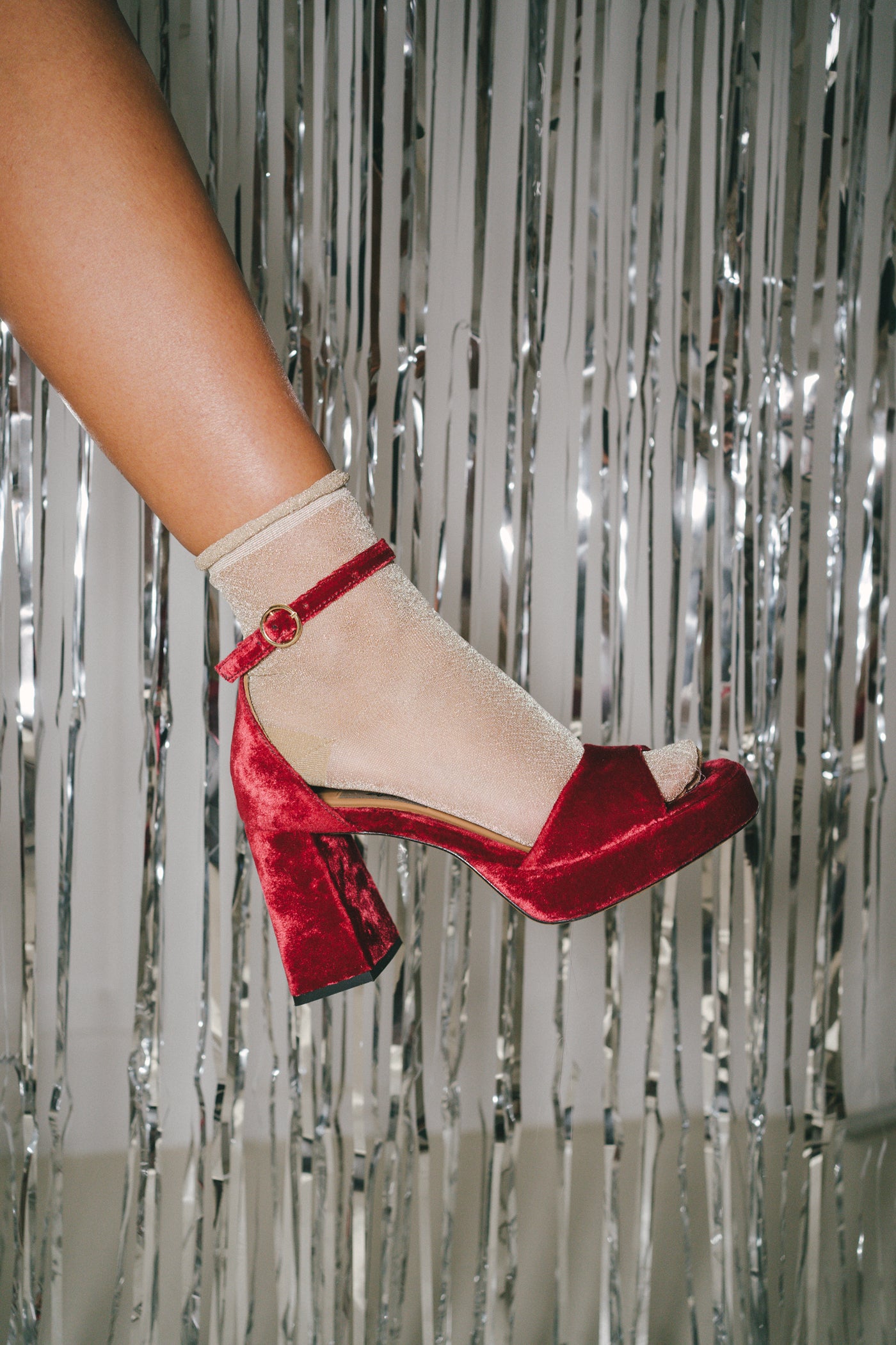 Sandálias de salto alto de festa em veludo vermelho com fivela ajustável no tornozelo. Ref: 600612 <p> Altura do salto:9,5 cm //
Altura do compensado: 2 cm