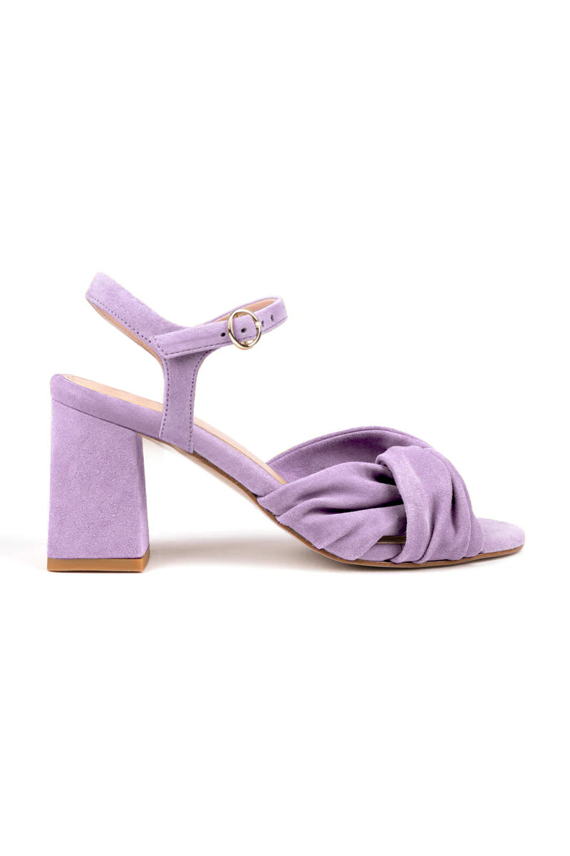 Sandálias de noiva em camurça