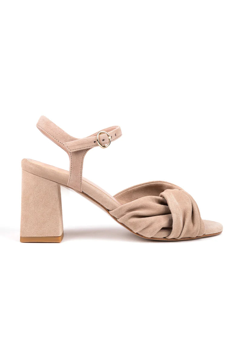 Sandálias de noiva em camurça