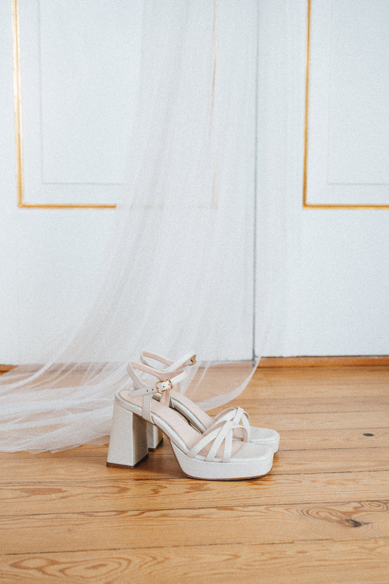 Sandálias de noiva de salto alto 9,5 cm compensado com três tiras em pele off-white