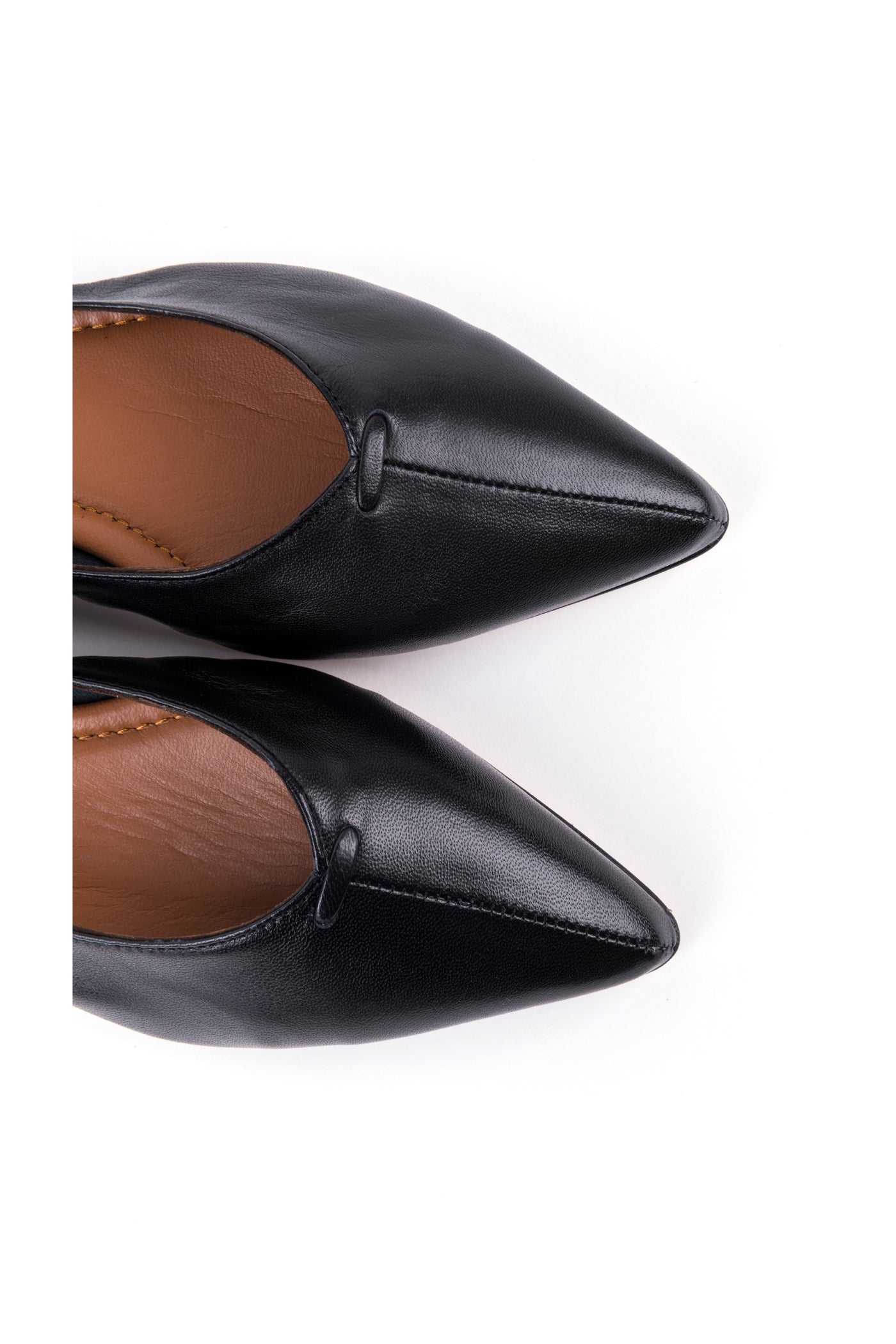 Sabrinas rasas bicudas em pele