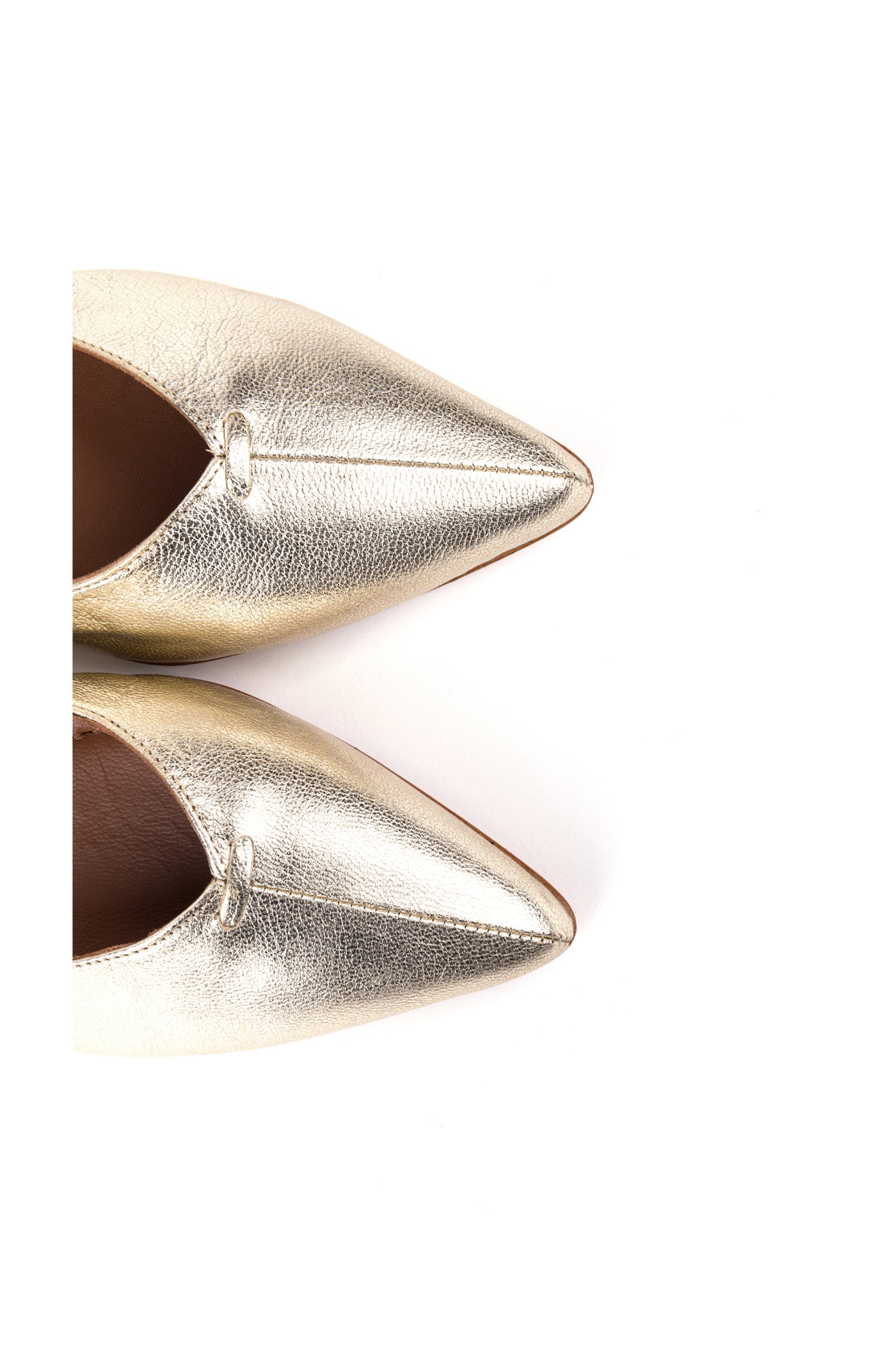 Sabrinas rasas bicudas em pele