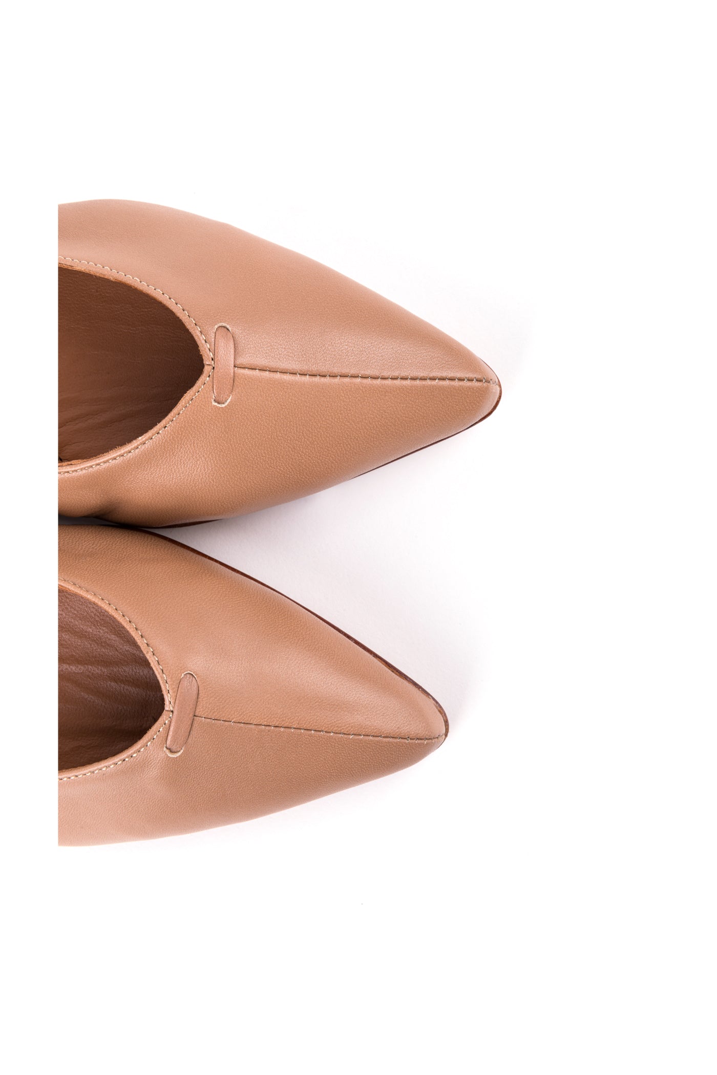 Sabrinas rasas bicudas em pele