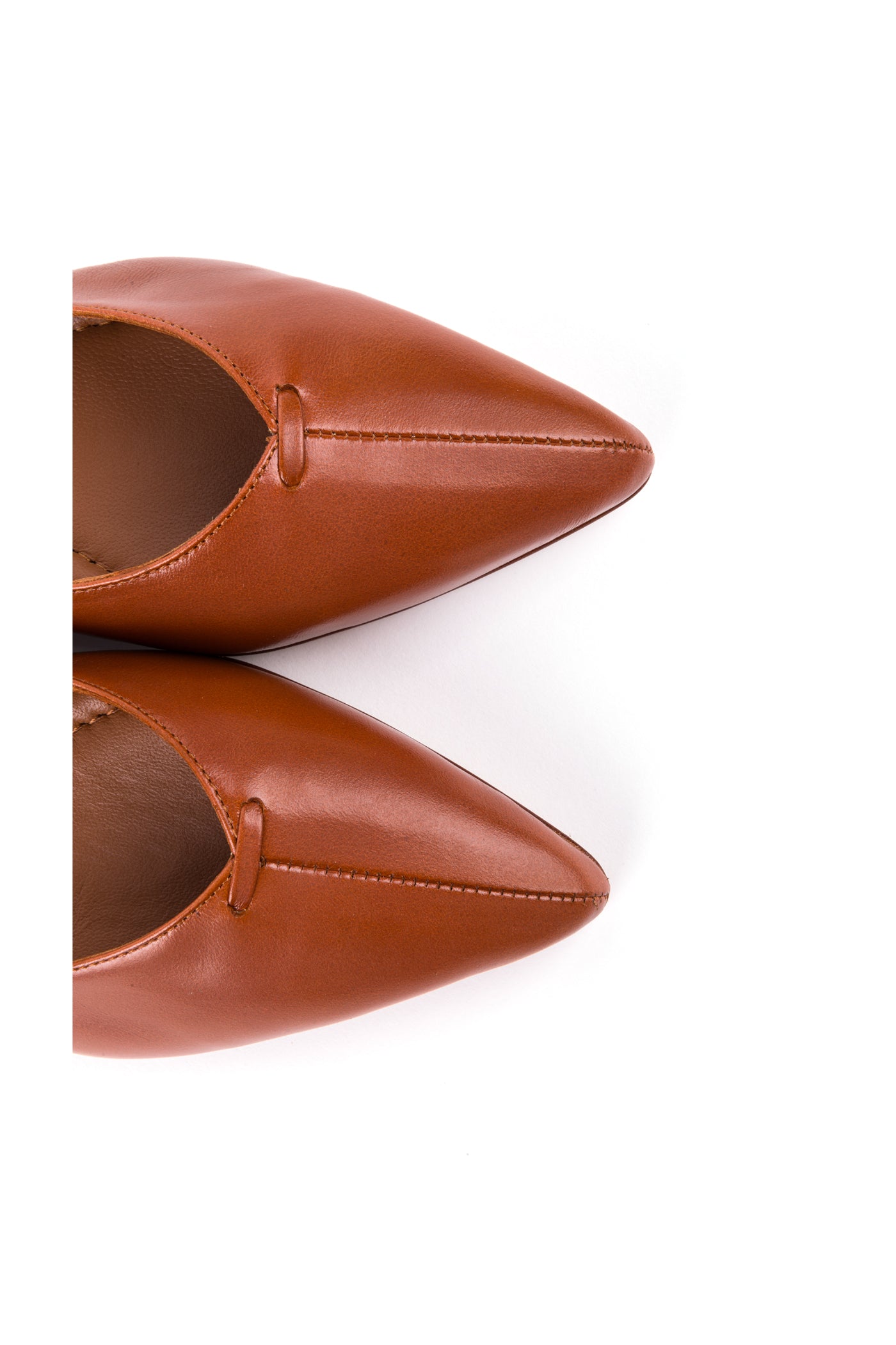 Sabrinas rasas bicudas em pele