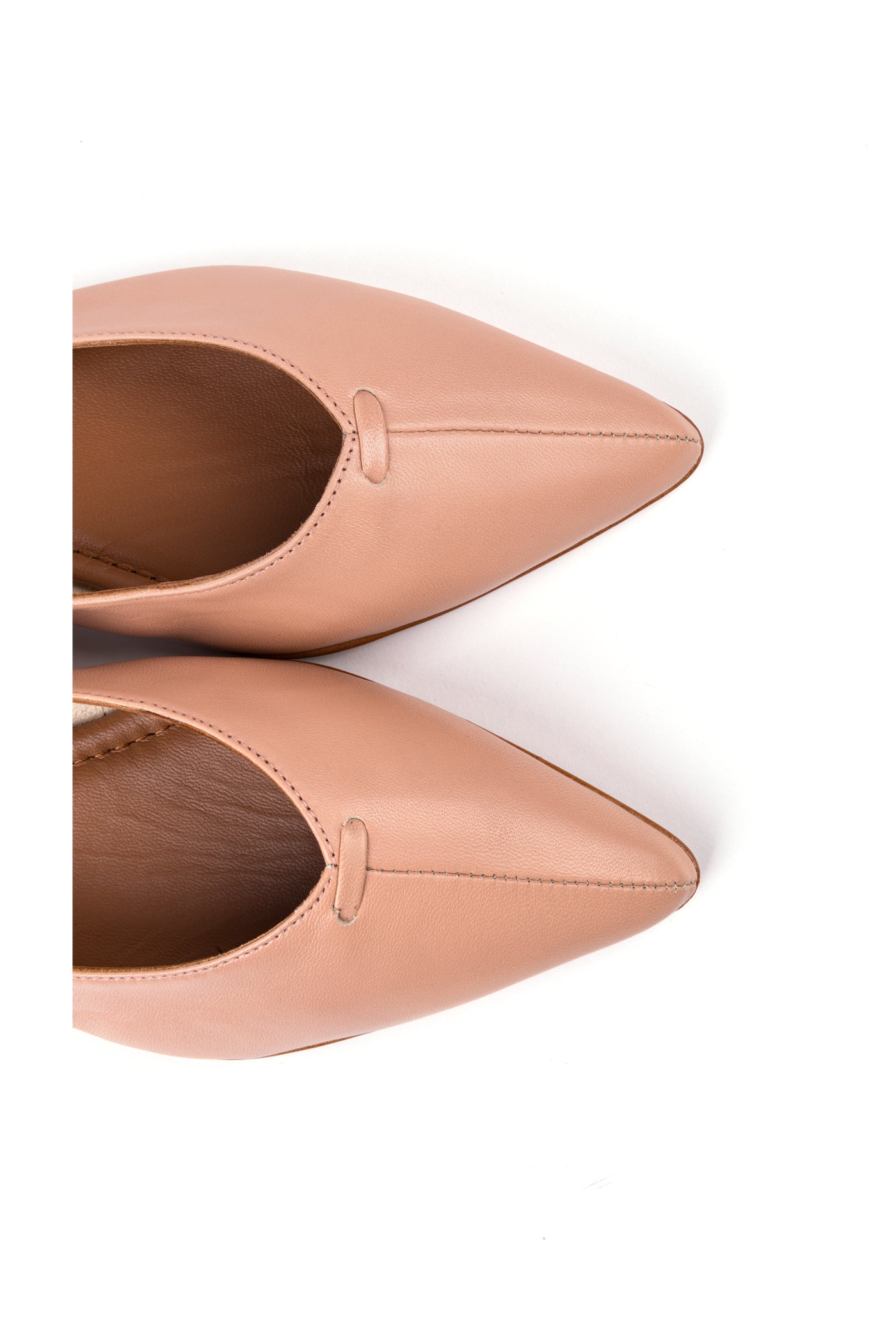 Sabrinas rasas bicudas em pele