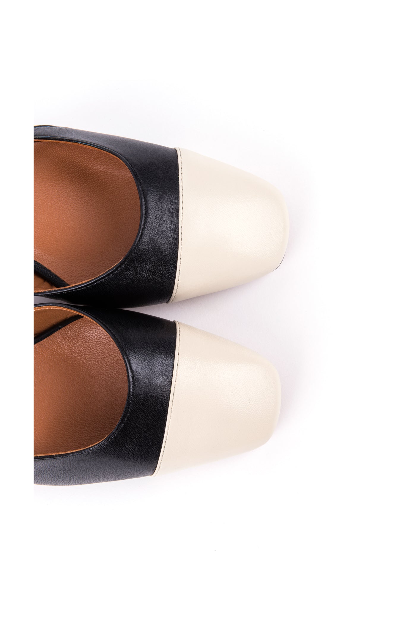 Slingbacks de salto médio em pele.