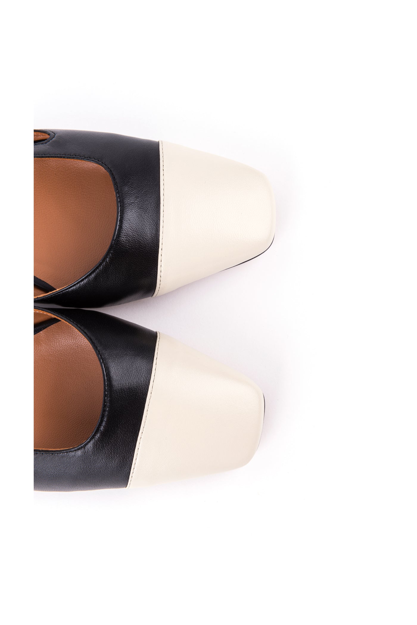 Slingbacks clássicos rasos em pele nude com cap toe preto