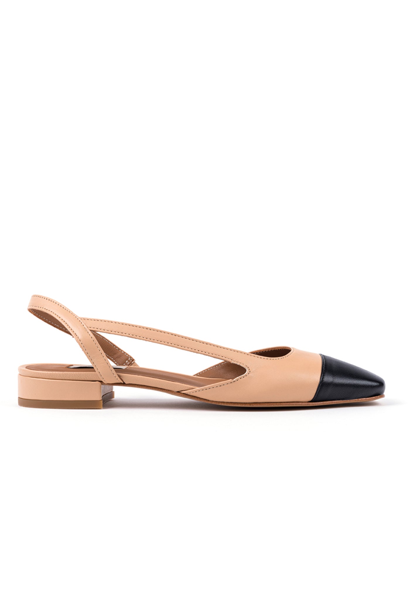 Slingbacks clássicos rasos em pele nude com cap toe preto
