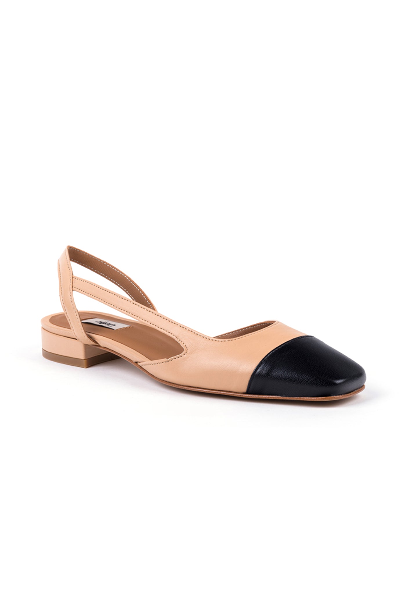 Slingbacks clássicos rasos em pele nude com cap toe preto
