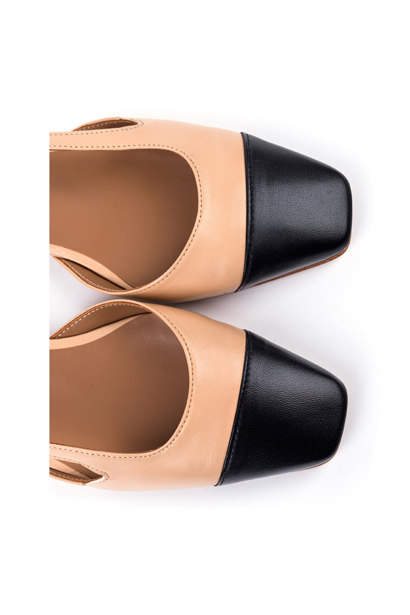 Slingbacks clássicos rasos em pele nude com cap toe preto