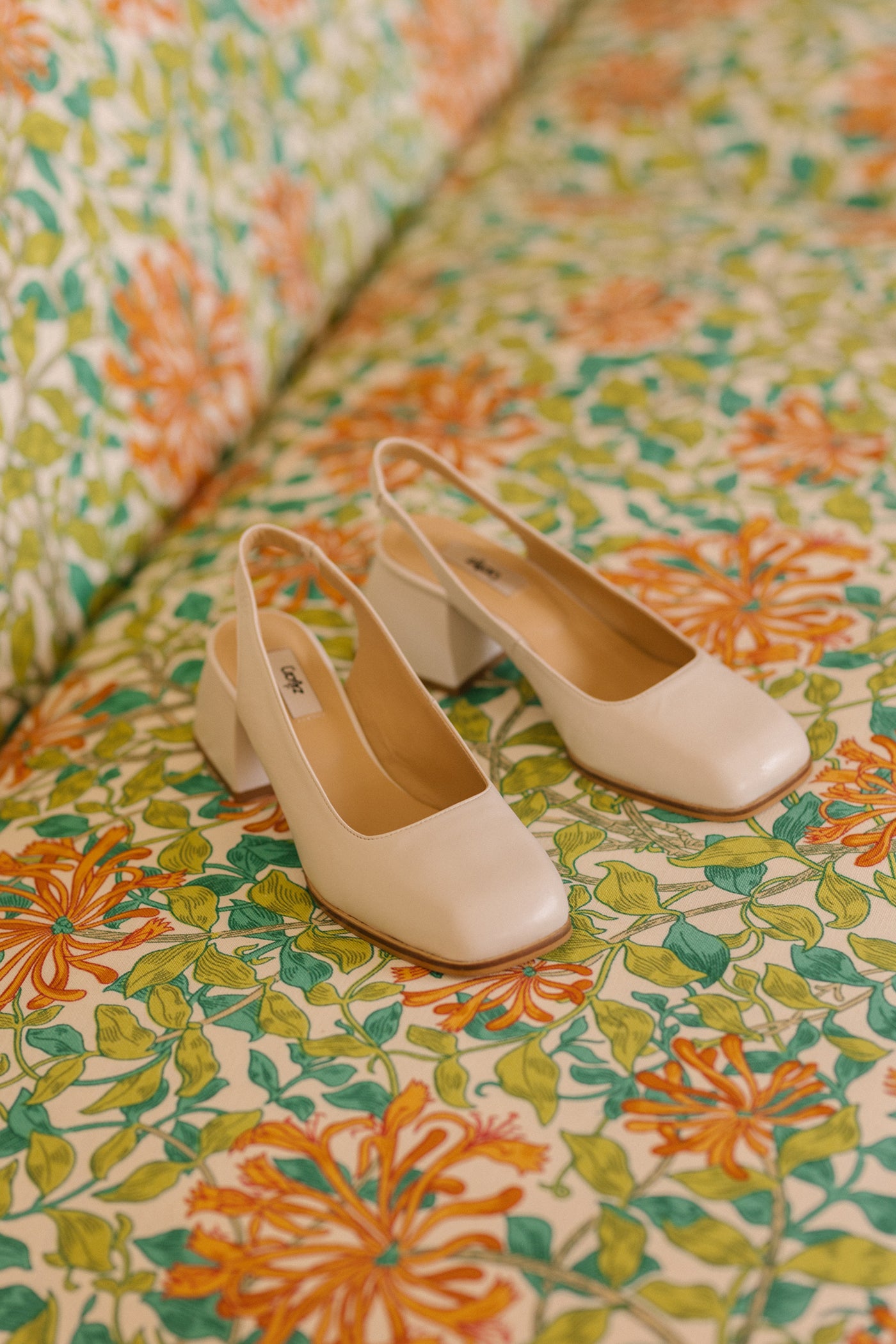 Slingback de salto médio em pele com ponta quadrada