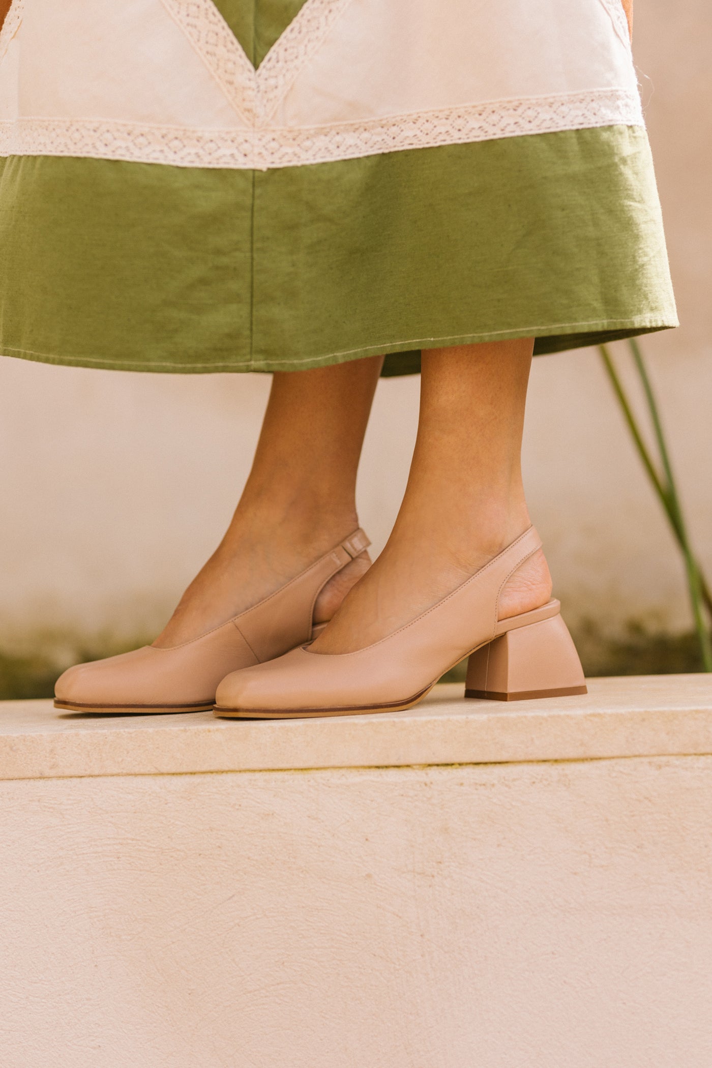 Slingback de salto médio em pele com ponta quadrada