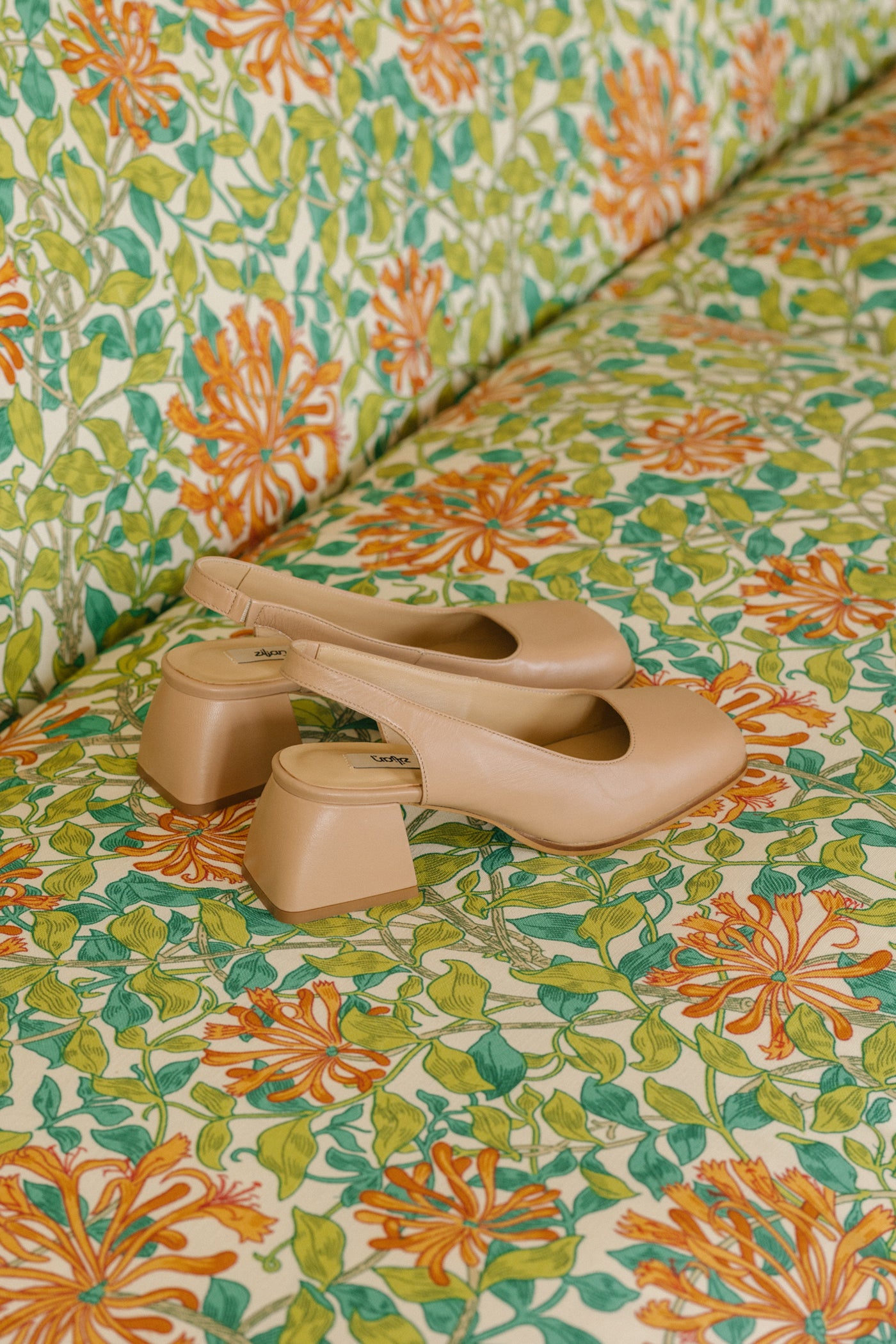 Slingback de salto médio em pele com ponta quadrada