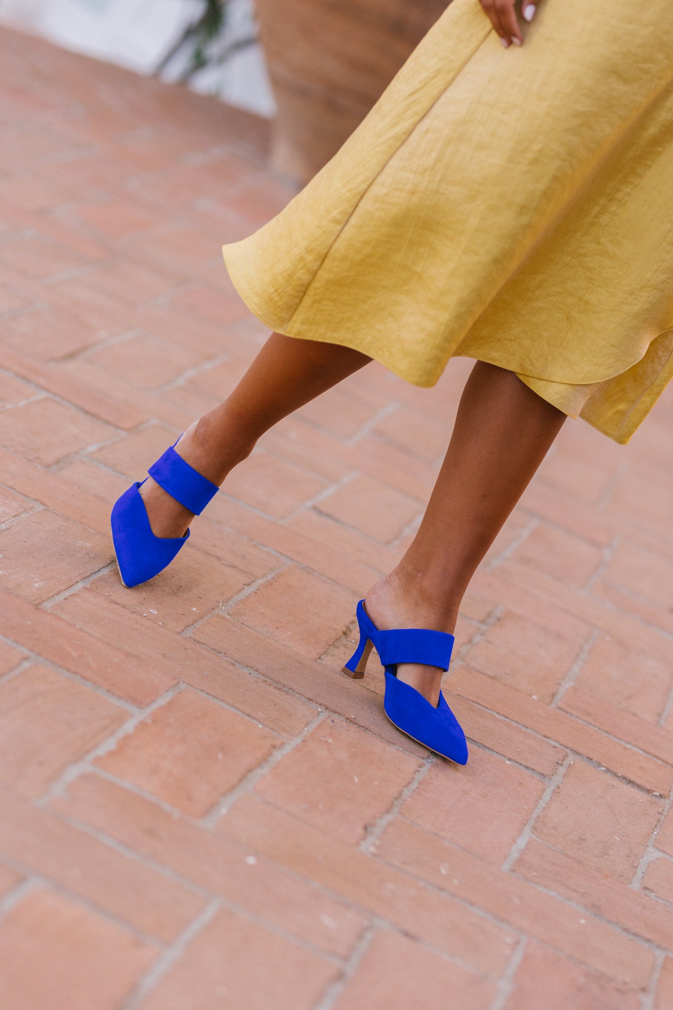 Fotografias de produto das mules de salto alto em camurça azulão e fushia