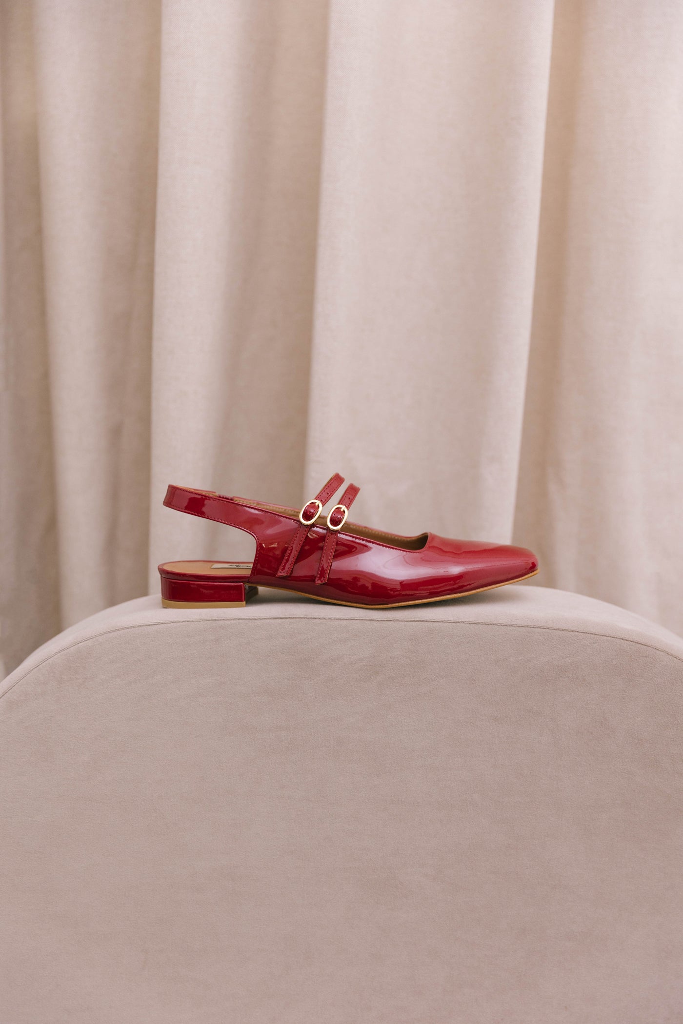 Slingbacks rasos estilo mary jane em pele vermelha