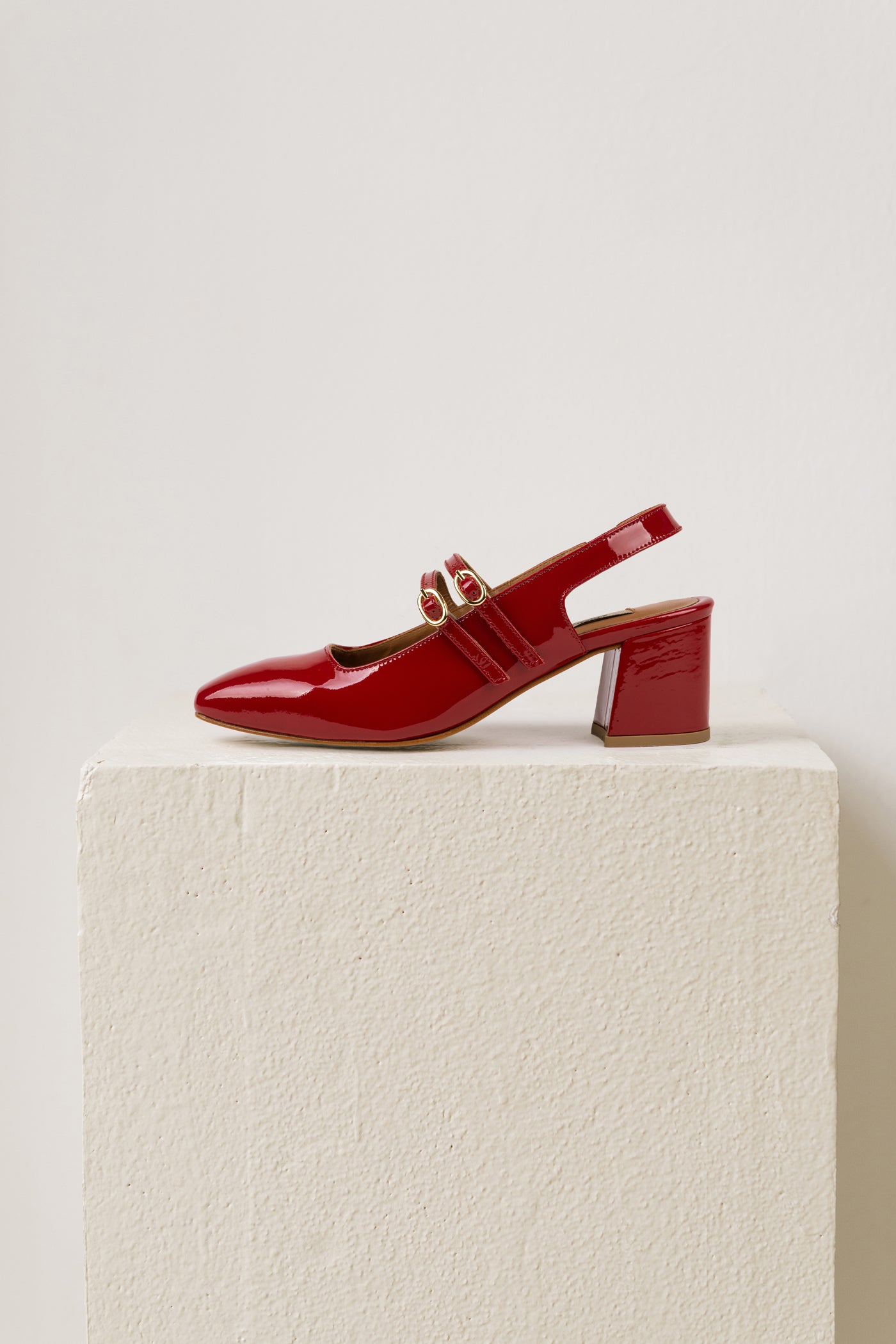 Slingbacks com salto médio estilo Mary Jane em pele envernizada vermelha