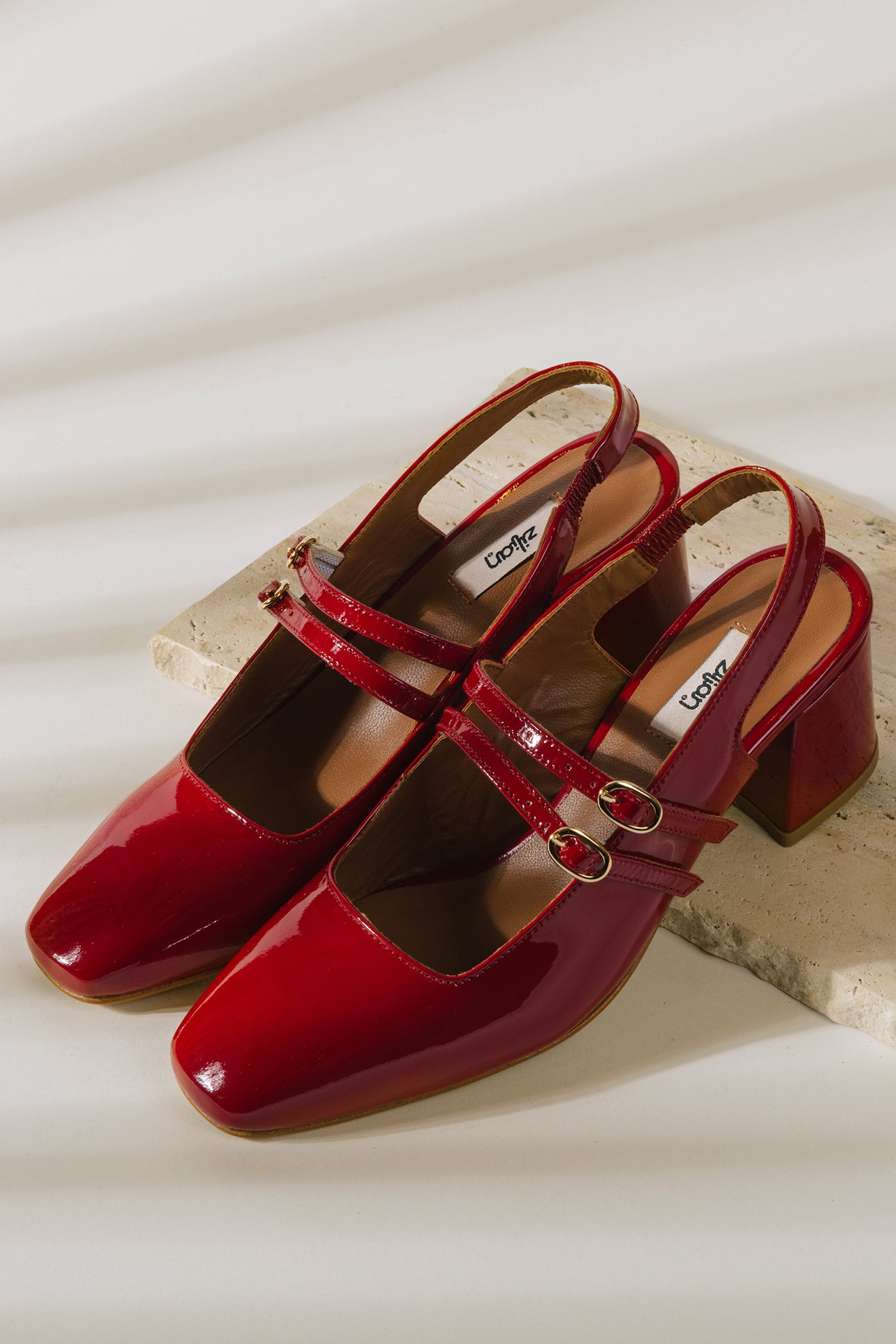Slingbacks com salto médio estilo Mary Jane em pele envernizada vermelha e lilás