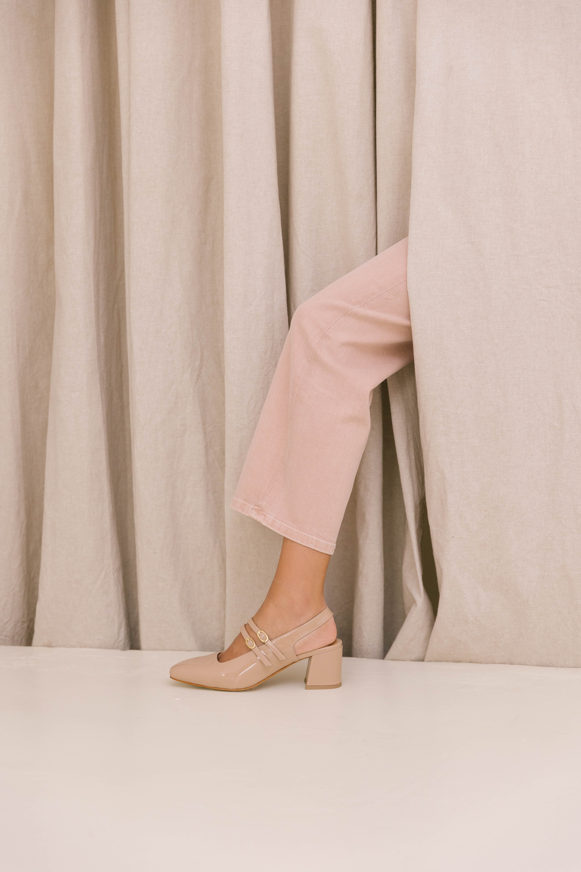 Slingbacks com salto médio estilo Mary Jane em pele envernizada vermelha