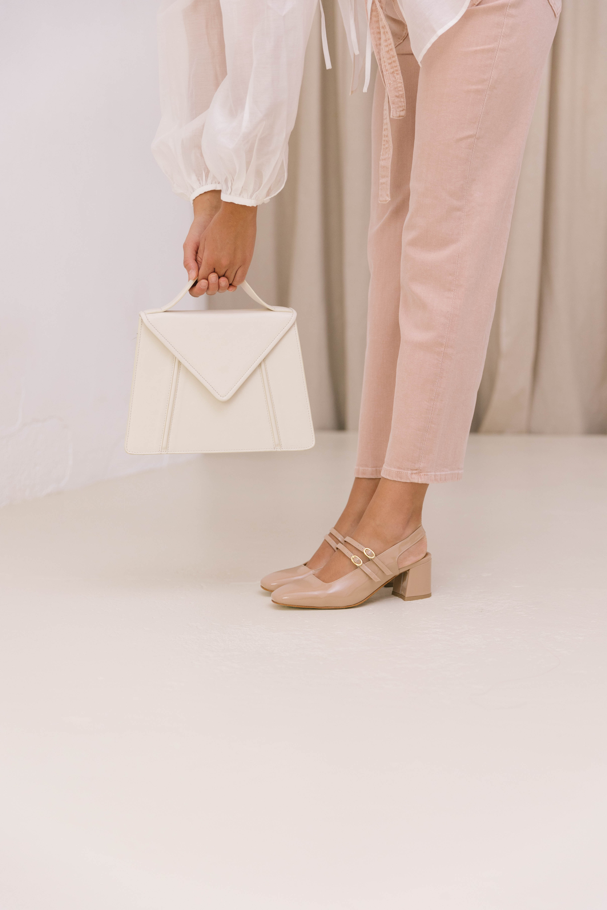 Slingbacks com salto médio estilo Mary Jane em pele envernizada vermelha