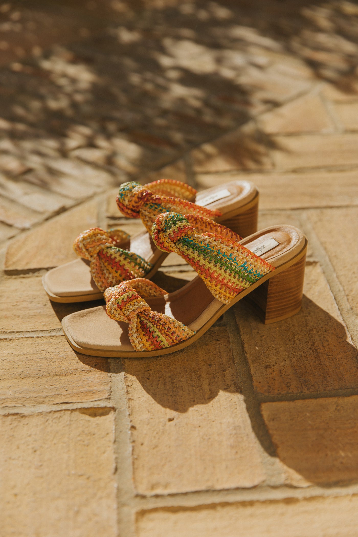 Sandálias de salto alto em ráfia multicor